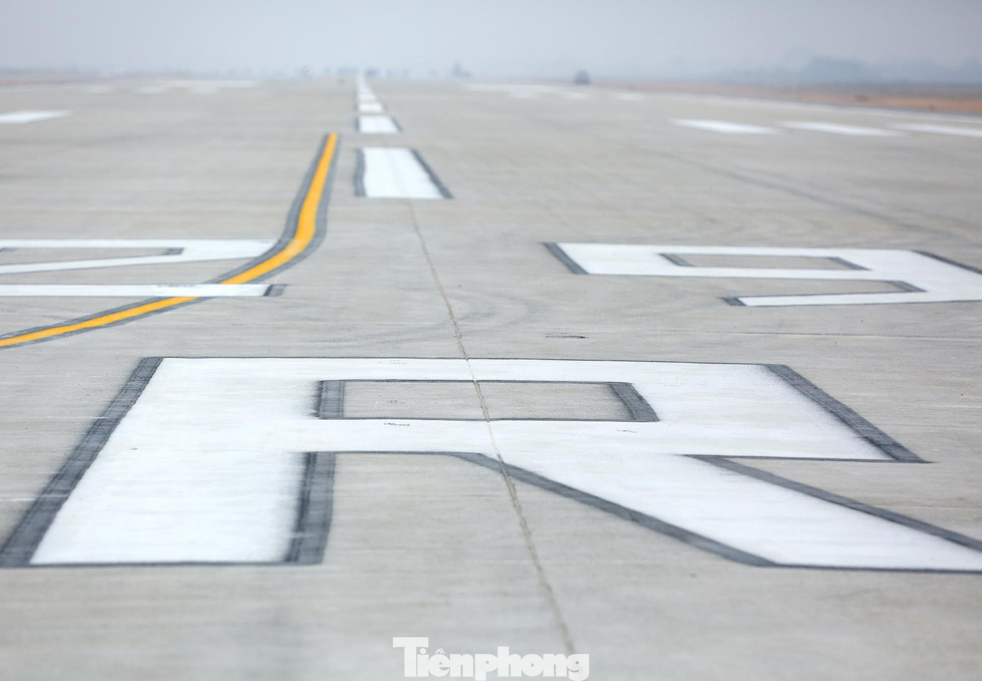 Đường băng 1A sân bay Nội Bài chính thức được đưa vào sử dụng sau 1 năm thi công nâng cấp. Ảnh: Trọng Tài. Đường băng 1A sân bay Nội Bài chính thức được đưa vào sử dụng sau 1 năm thi công nâng cấp. Ảnh: Trọng Tài.