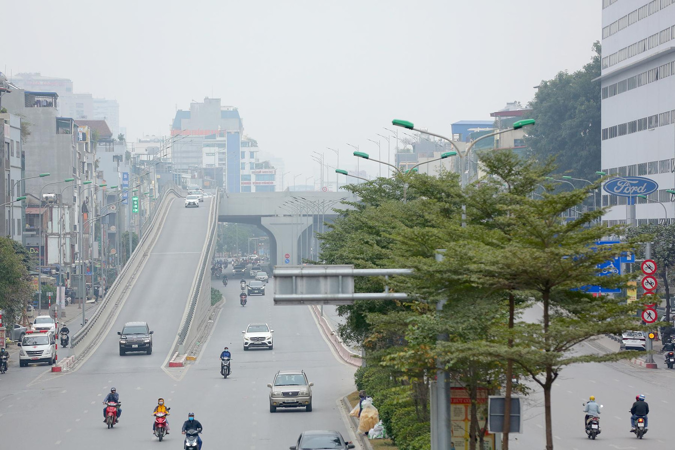 Các phương tiện di chuyển khá dễ dàng tại nút giao Trường Chinh - Ngã Tư Sở.