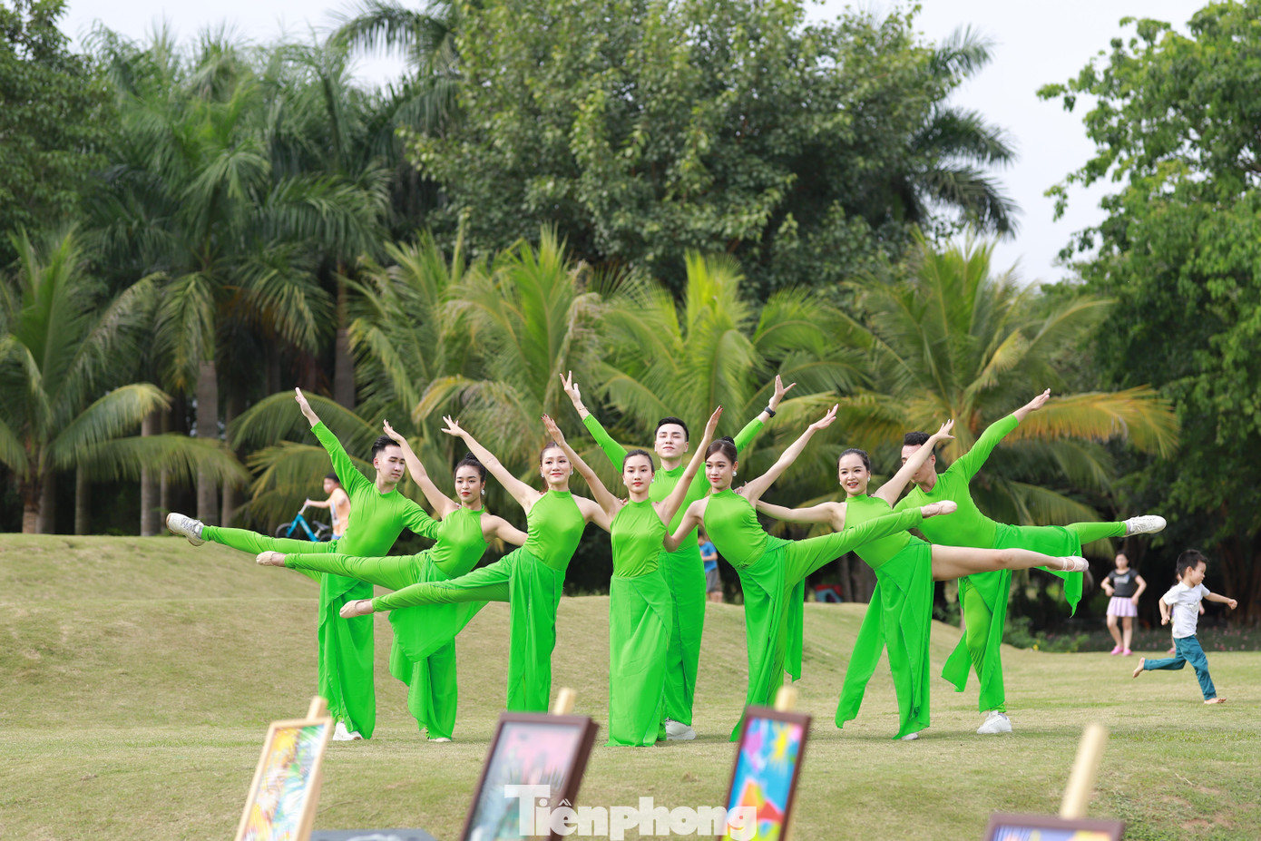 “Vì một triệu cây tre Việt” là chiến dịch được khởi xướng và triển khai bởi dự án “Thanh âm xanh-Quỹ khăn ấm cho em” vào năm 2021 với ba mục tiêu chính: tạo cơ hội để mọi người cảm nhận được ảnh hưởng tích cực từ lối sống xanh; truyền tải vai trò và ý nghĩa của cây tre đối với triết lý sống xanh; phổ biến và truyền cảm hứng cho cộng đồng cùng cống hiến cho chiến dịch.