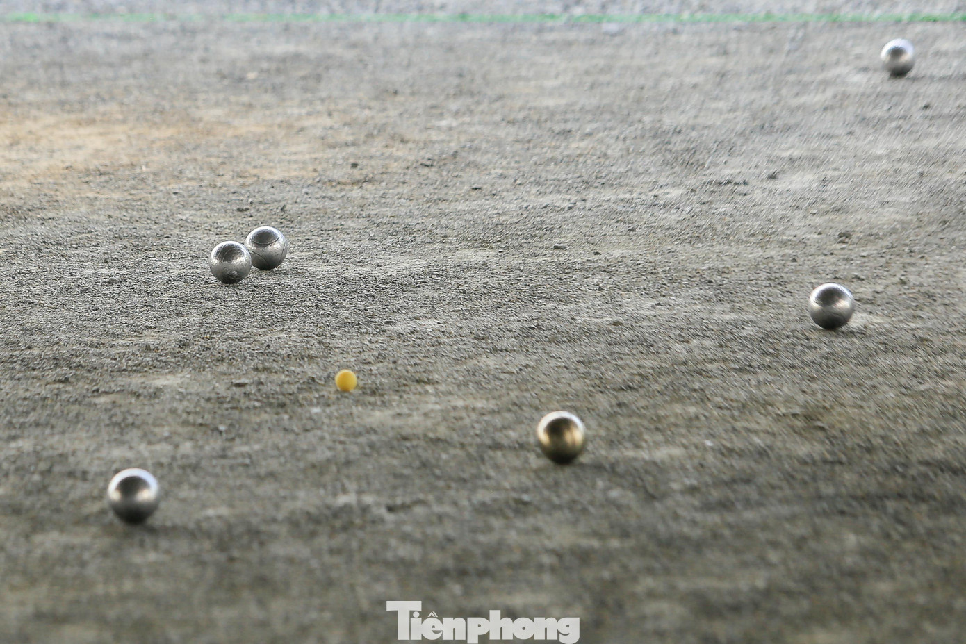 Bi sắt dùng trong thi đấu phải đảm bảo rất nhiều tiêu chuẩn như còn số hiệu của nhà sản xuất, không được khắc hay chạm trổ nếu chưa được cho phép.