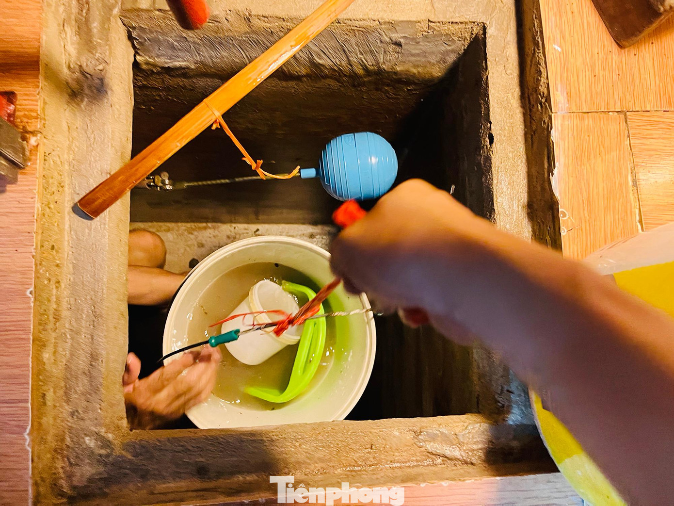 Sáng nay nhiều gia đình ở phố Hoa Bằng (quận Cầu Giấy) phải mất hàng giờ đồng hồ để dọn dẹp nhà cửa, thau bể ngầm, kê lại đồ sau khi ngôi nhà của họ bị nước &quot;tấn công&quot;.