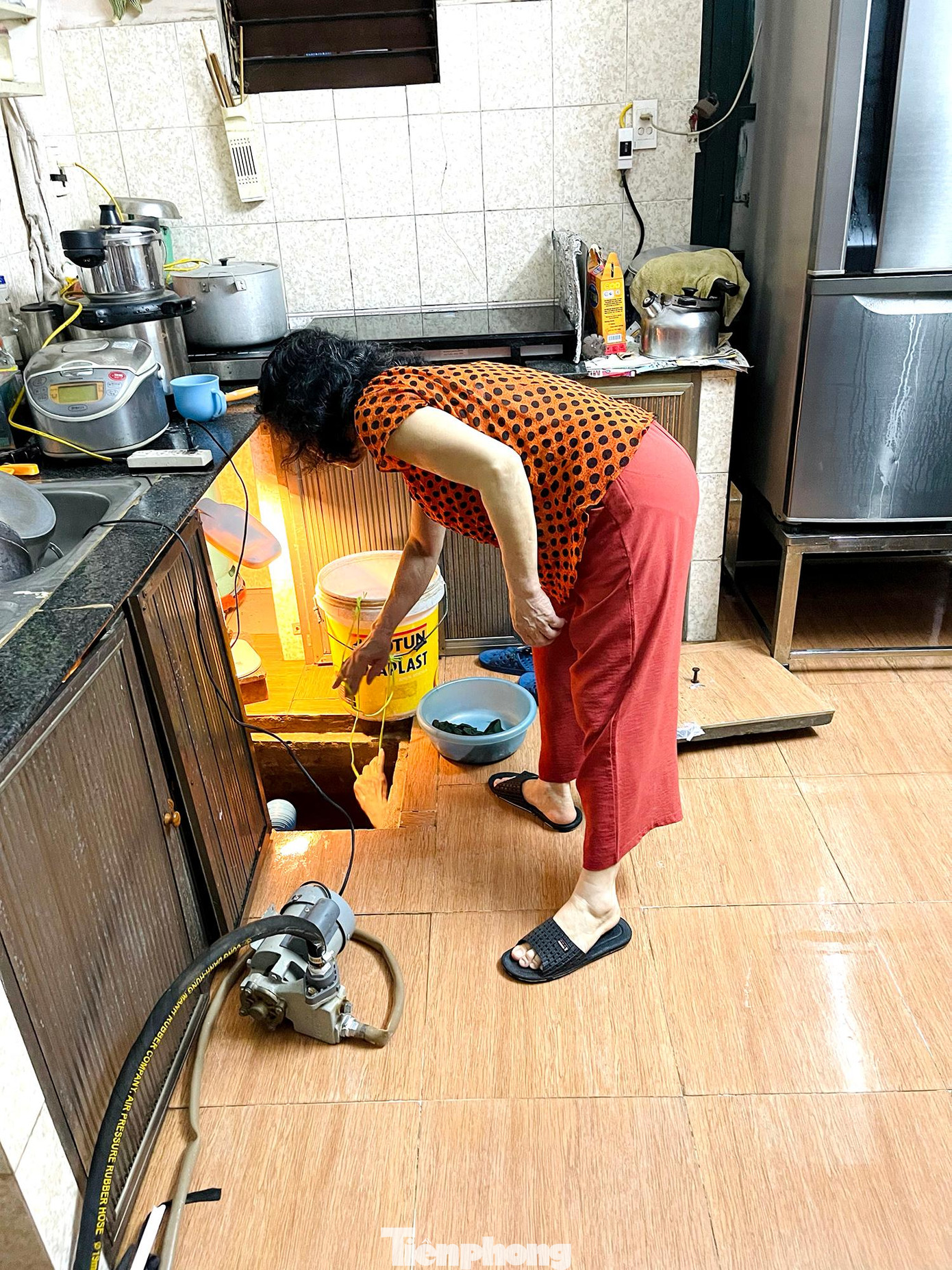 Cô Bình ở ngõ 72 phố Hoa Bằng chia sẻ: &quot;Sau khi nước rút, cả nhà tôi thức suốt đêm để dọn dẹp, quét nước, rửa nhà, kê lại đồ đạc. Đến sáng nay lại phải thau bể ngầm&quot;.