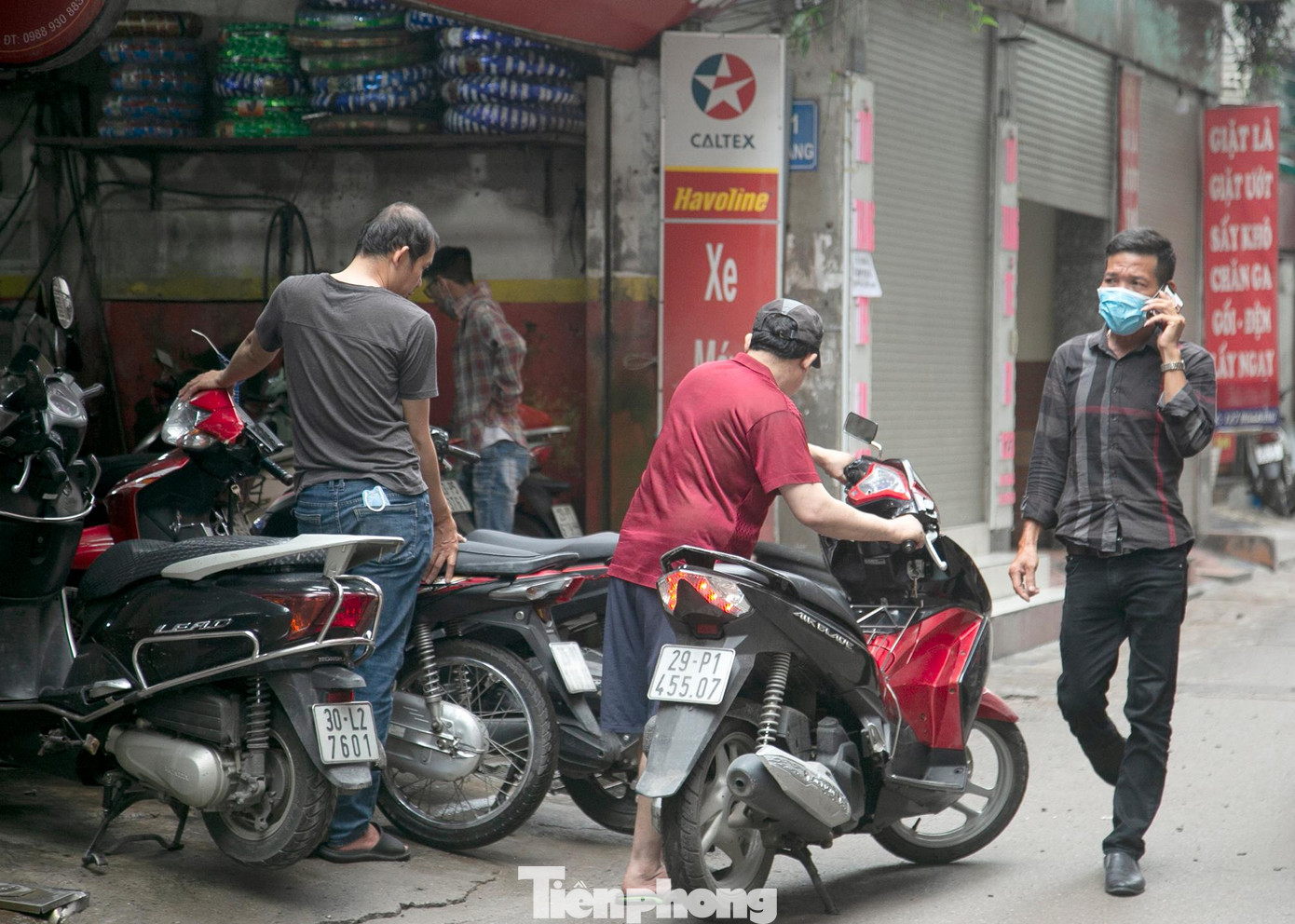 Nhiều xe máy phải đi thay dầu, bảo dưỡng sửa chữa sau khi ngâm nước.