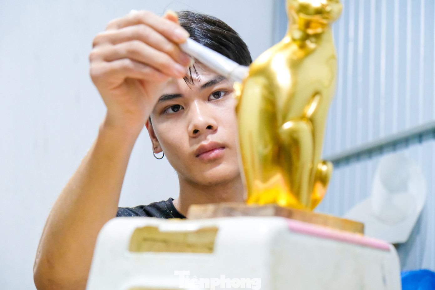 Những lá vàng 24k siêu mỏng được tỉ mỉ phủ lên tượng mèo và đánh bóng để hoàn thiện một tác phẩm hoàn chỉnh.