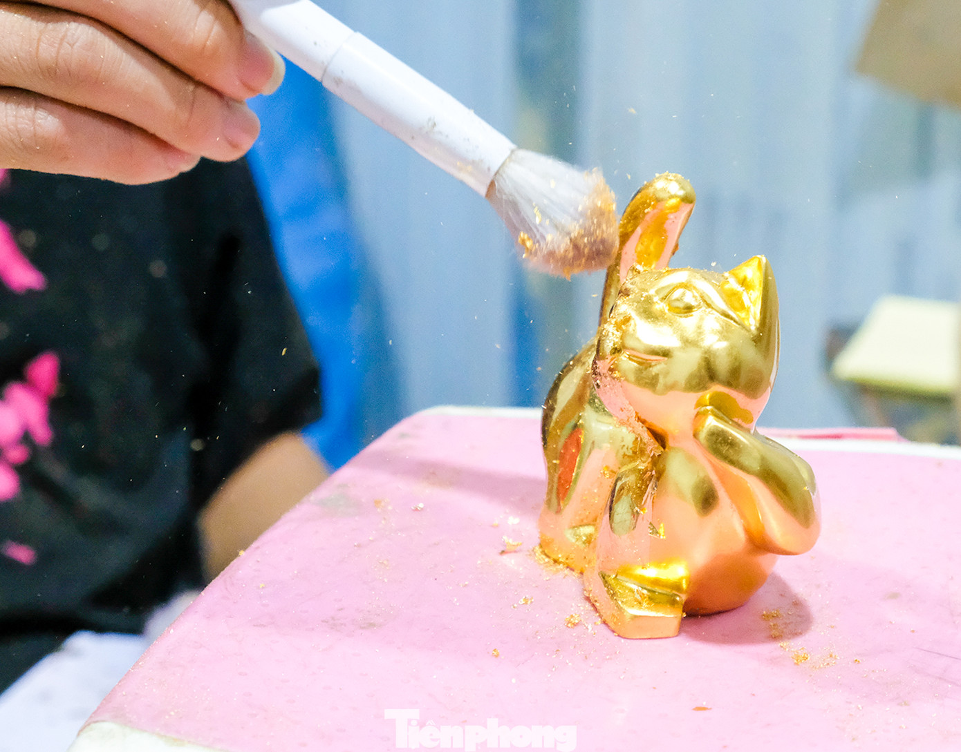Để tạo nên sản phẩm mèo dát vàng 24k ấn tượng này, sản phẩm phải trải qua rất nhiều công đoạn khác nhau và đặc biệt là đều làm thủ công hoàn toàn.