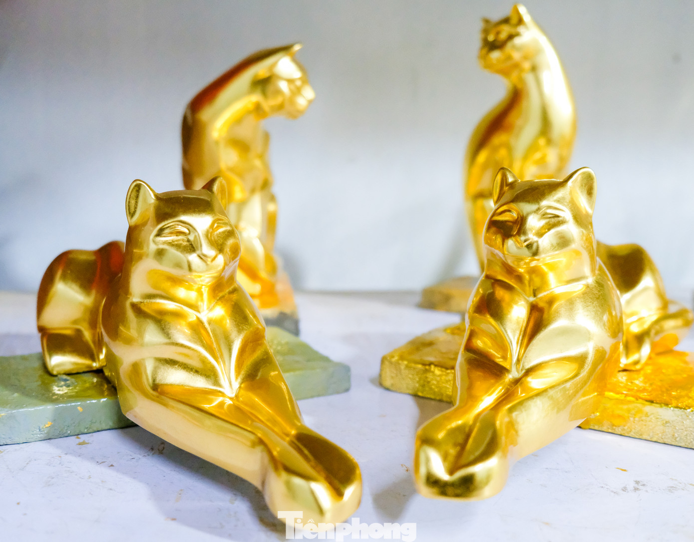 Càng gần Tết Nguyên đán, sản phẩm quà tặng linh vật mèo dát vàng 24k được tung ra trên thị trường đang tạo sức hút lớn, đặc biệt với phân khúc khách hàng cao cấp.