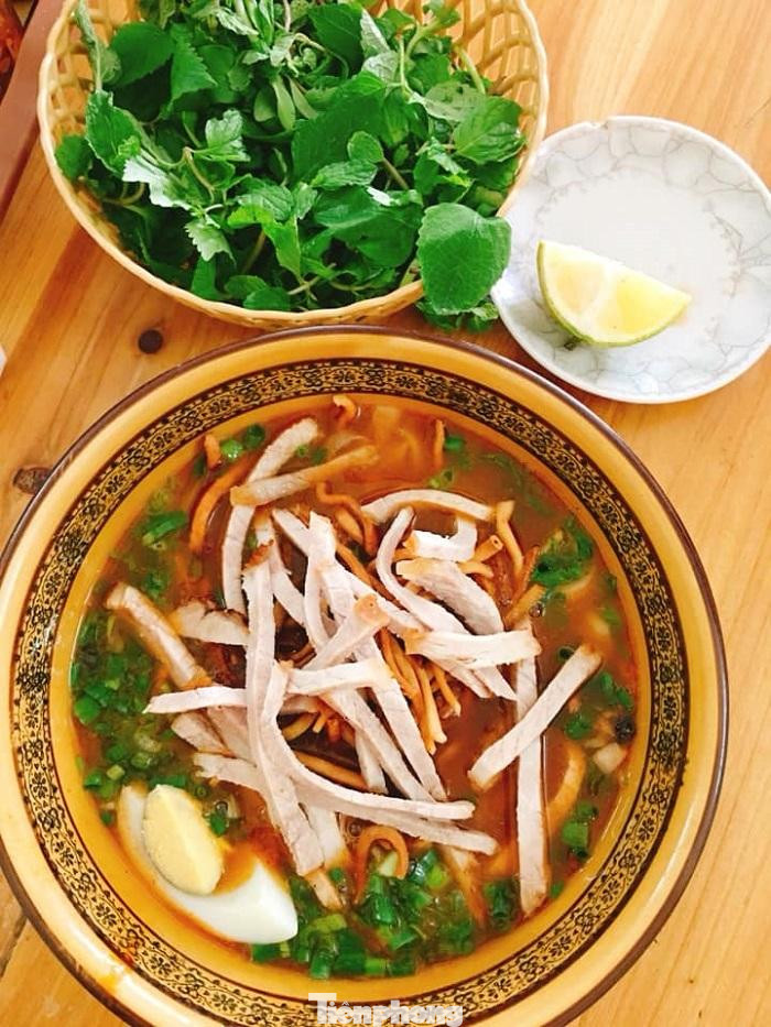 Cốn sủi có nghĩa là món ăn khô trong nước xốt hay còn được gọi là phở khan. Cốn sủi có nghĩa là món ăn khô trong nước xốt hay còn được gọi là phở khan.