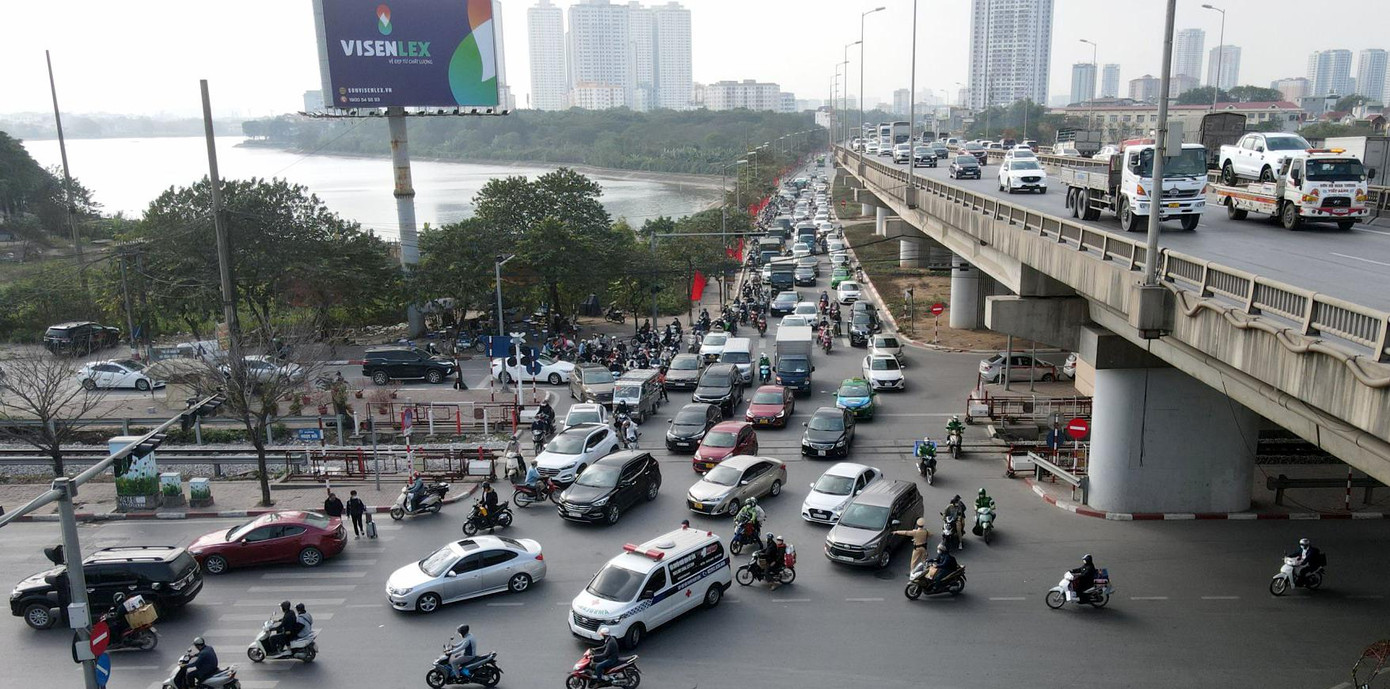 Tại nút giao Giải Phóng - Ngọc Hồi, lượng xe cũng tăng cao theo hướng vào cao tốc Pháp Vân.