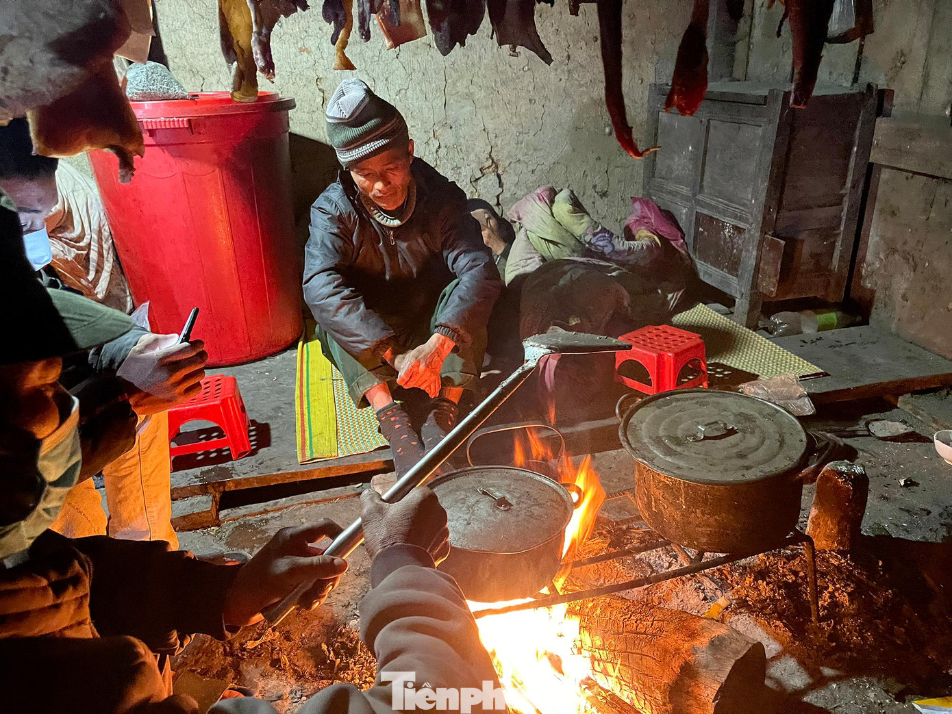 Tại các hộ gia đình trong bản Choản Thèn, Y Tý người dân đều phải đốt lửa sưởi ấm khi thời tiết giảm sâu, rét hại.