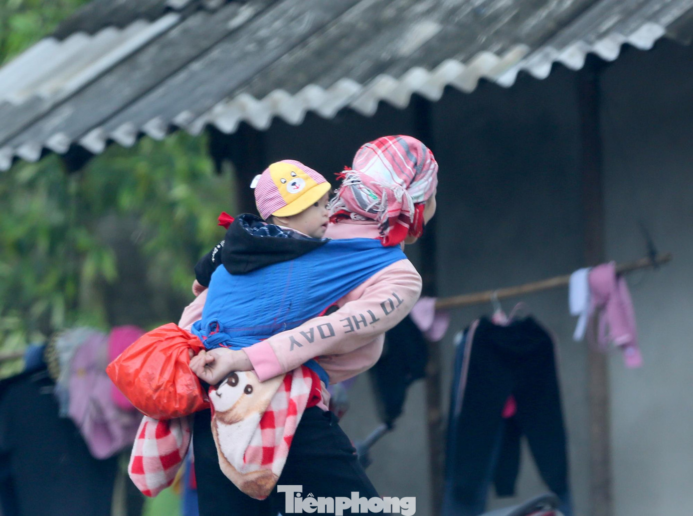 Các em bé đều được bố mẹ quấn kín, mặc ủ ấm.