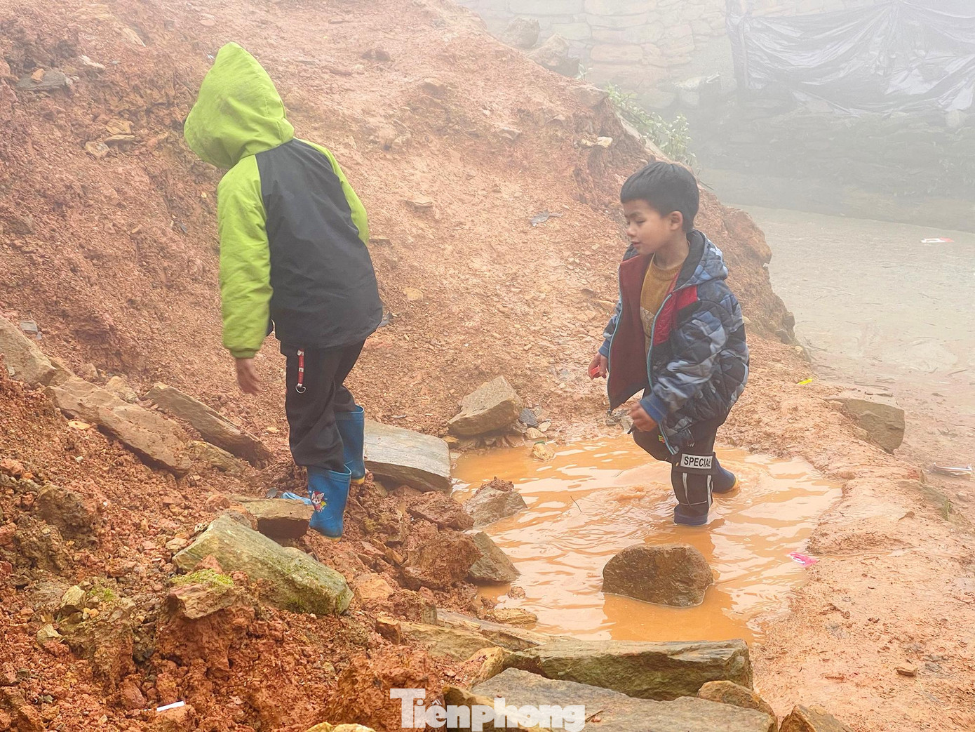 Dù nhiệt độ ngoài trời giảm sâu nhưng những em bé vẫn vui chơi, nô đùa trong tiết trời lạnh buốt.