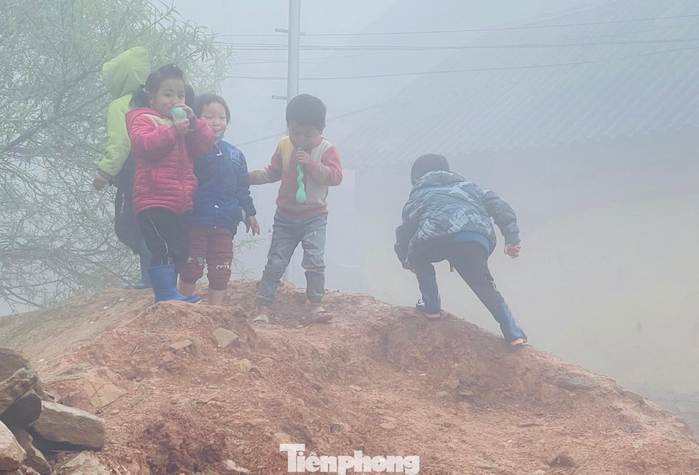 Nhịp sống bình yên, dung dị của các em bé Hà Nhì trong thời tiết khắc nghiệt, giá buốt.