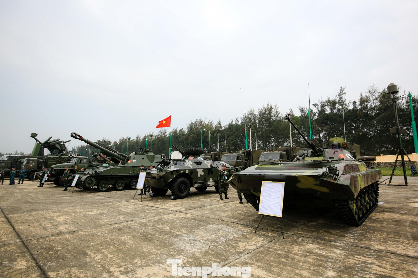 Quang cảnh khu trưng bày khu ngoài trời tại triển lãm quốc phòng quốc tế lần đầu tiên tổ chức tại Việt Nam.