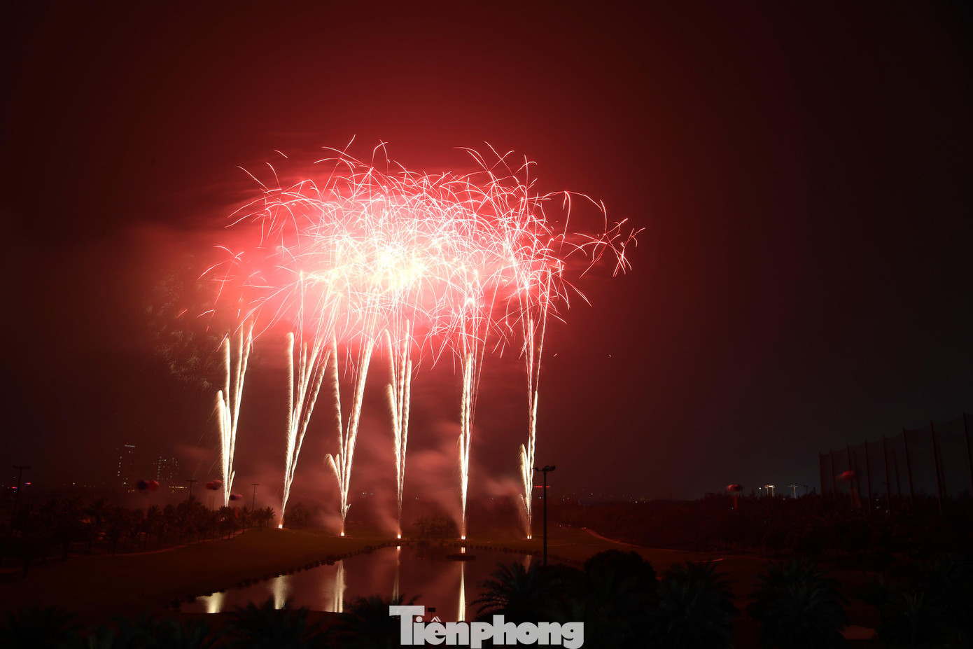 Màn pháo hoa nghệ thuật được thiết kế công phu, diễn ra trong vòng 15 phút. Ảnh: Nguyễn Huy