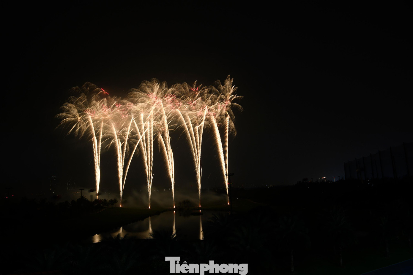 Tiền Phong gửi tới bạn đọc chùm ảnh màn pháo hoa ấn tượng. Ảnh: Nguyễn Huy