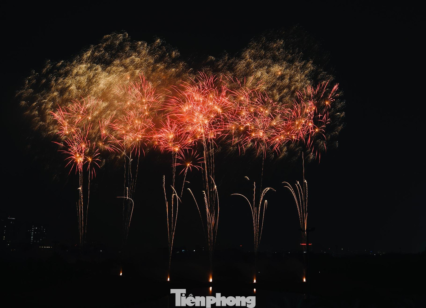 20h, bầu trời khu vực trung tâm Triển lãm Quốc phòng quốc tế Việt Nam 2022 (Viet Nam International Defence Expo 2022) rực sáng với màn pháo hoa tầm thấp mãn nhãn người xem. Ảnh: Nguyễn Huy