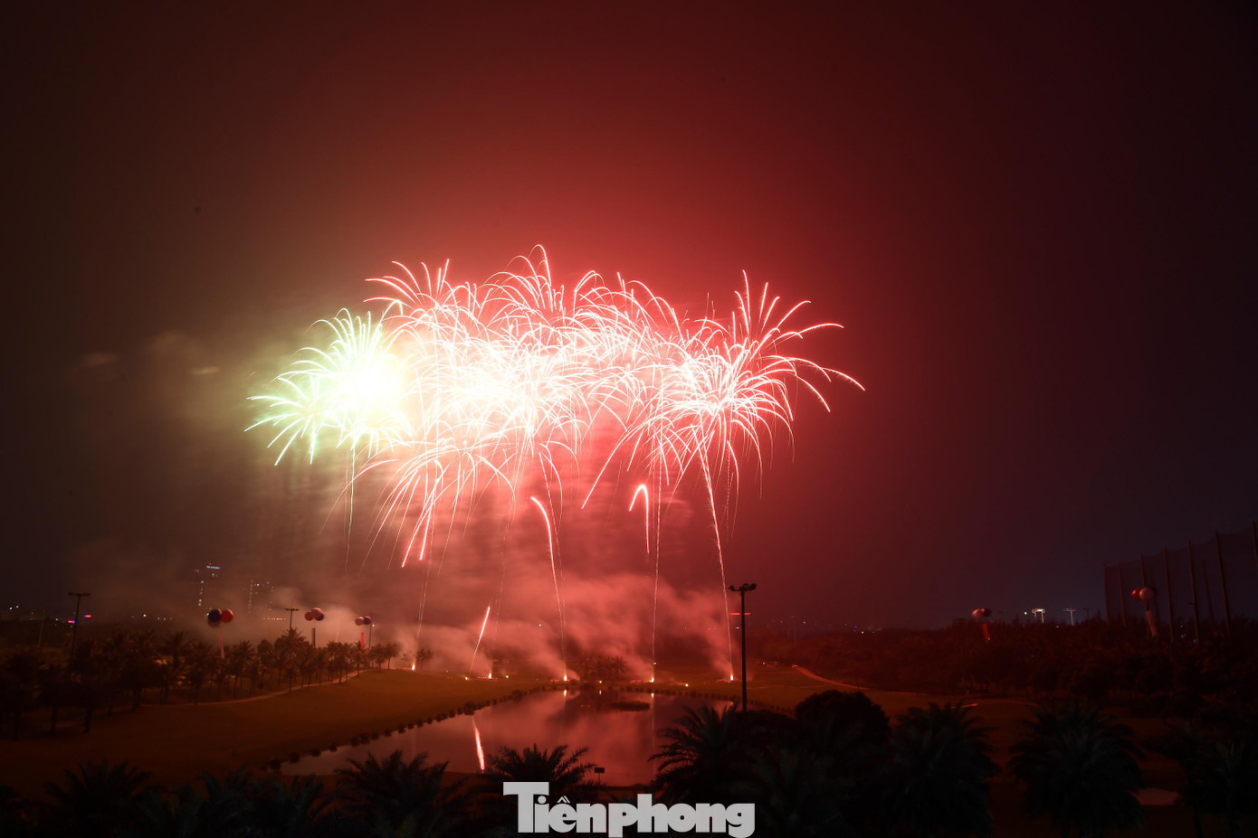 Hình ảnh pháo hoa rực sáng, đẹp lung linh cả một khu vực. Ảnh: Nguyễn Huy