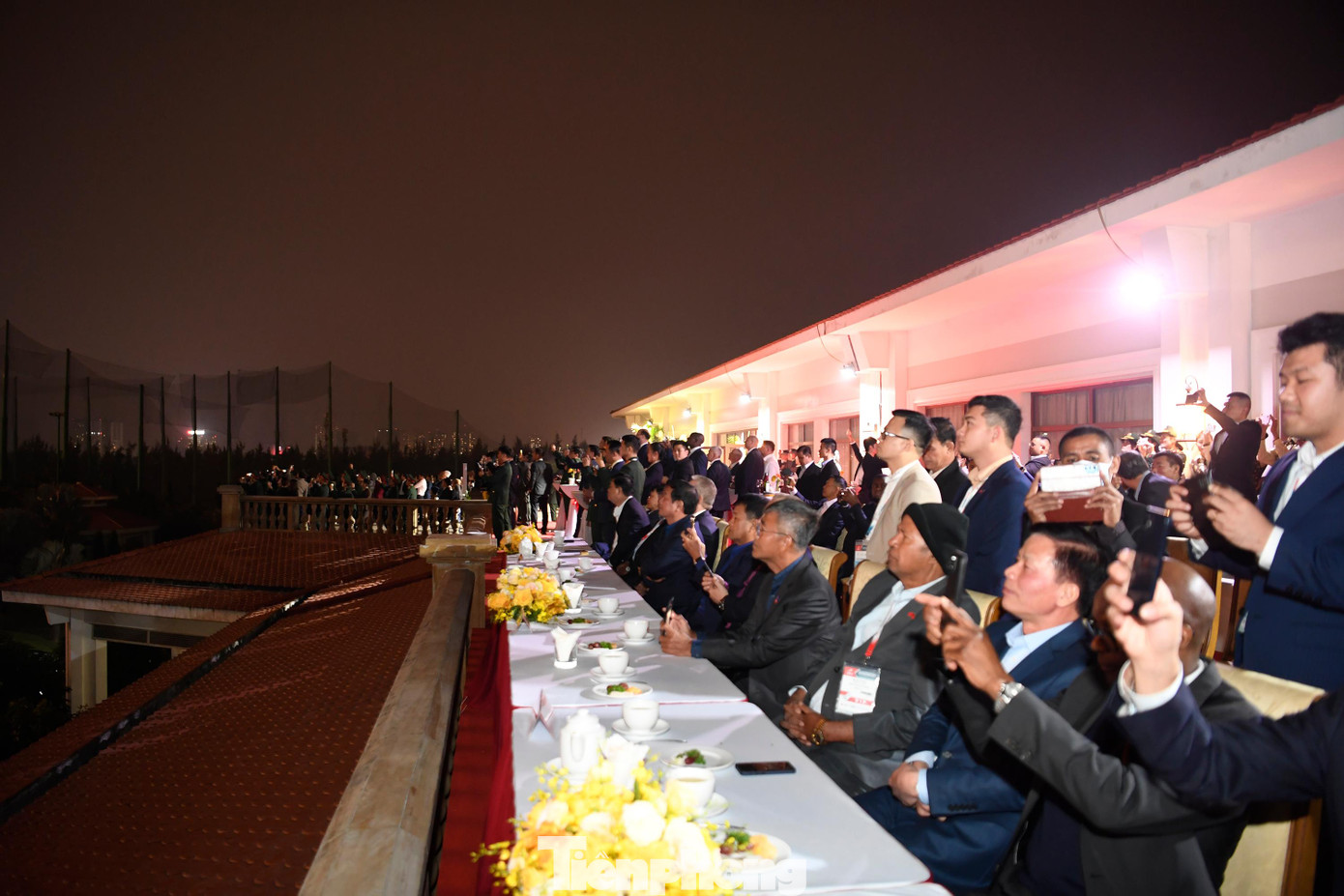 Người dân cùng quan khách trầm trồ trước màn pháo hoa tuyệt đẹp tối nay. Ảnh: Nguyễn Huy