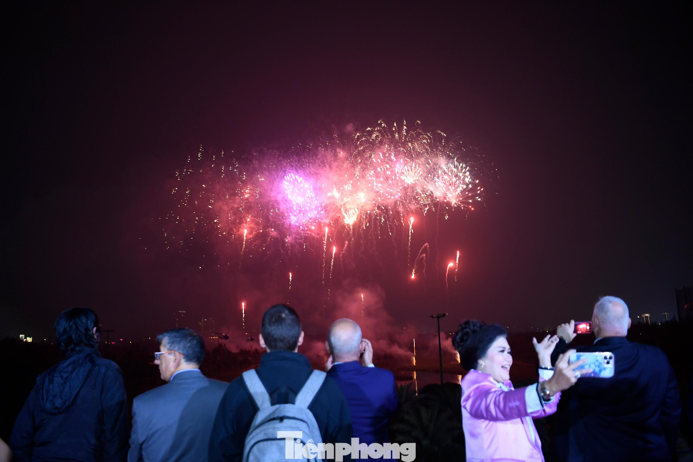 Màn pháo rực sáng, đẹp lung linh khiến người dân phải trầm trồ ngợi khen. Ảnh: Nguyễn Huy