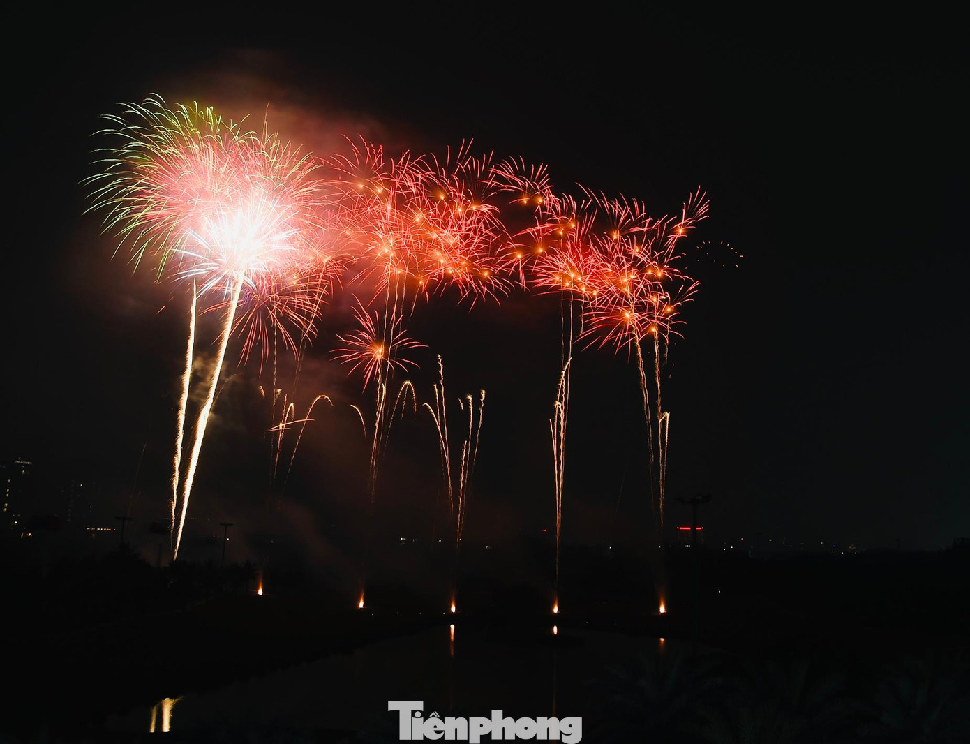 Trong khuôn khổ Triển lãm Quốc phòng quốc tế Việt Nam 2022, tối 9/12 đã diễn ra chương trình bắn pháo hoa tầm thấp đẹp mắt. Ảnh: Nguyễn Huy