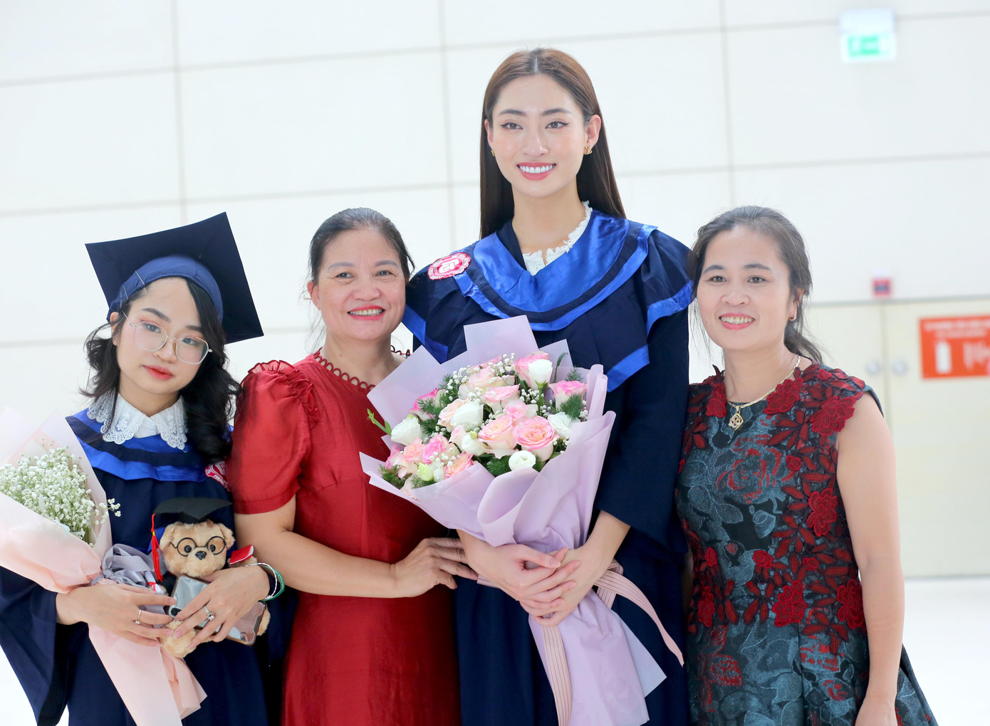 Thuỳ Linh tươi tắn, rạng rỡ chụp hình với gia đình các bạn cùng niên khoá.