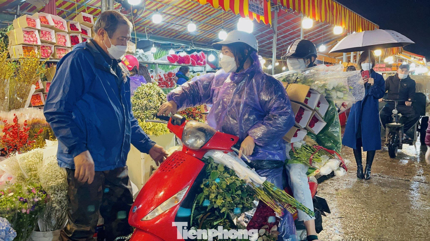 Chợ hoa Quảng An những dịp ngày lễ lớn luôn đông đúc người bán và mua: "Hàng năm tôi đều đến đây mua hoa về để bán, tuy nhiên năm nay đi vất vả hơn vì trời mưa và lạnh buốt, giá hoa năm nay cũng cao hơn mọi năm nên tôi cũng mua số lượng vừa phải trước", chị T một chủ tiệm hoa chia sẻ. Chợ hoa Quảng An những dịp ngày lễ lớn luôn đông đúc người bán và mua: "Hàng năm tôi đều đến đây mua hoa về để bán, tuy nhiên năm nay đi vất vả hơn vì trời mưa và lạnh buốt, giá hoa năm nay cũng cao hơn mọi năm nên tôi cũng mua số lượng vừa phải trước", chị T một chủ tiệm hoa chia sẻ.
