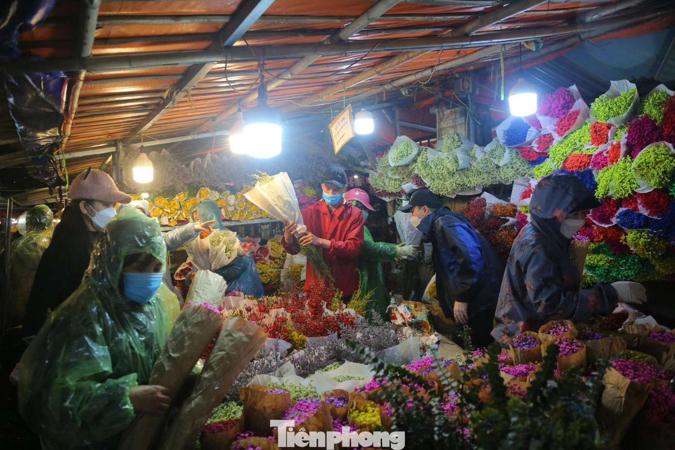 Những ngày sát lễ tình nhân Valentine, chợ hoa đêm Quảng An (Tây Hồ, Hà Nội) luôn tấp nập khách ra vào mua hoa. Những ngày sát lễ tình nhân Valentine, chợ hoa đêm Quảng An (Tây Hồ, Hà Nội) luôn tấp nập khách ra vào mua hoa.
