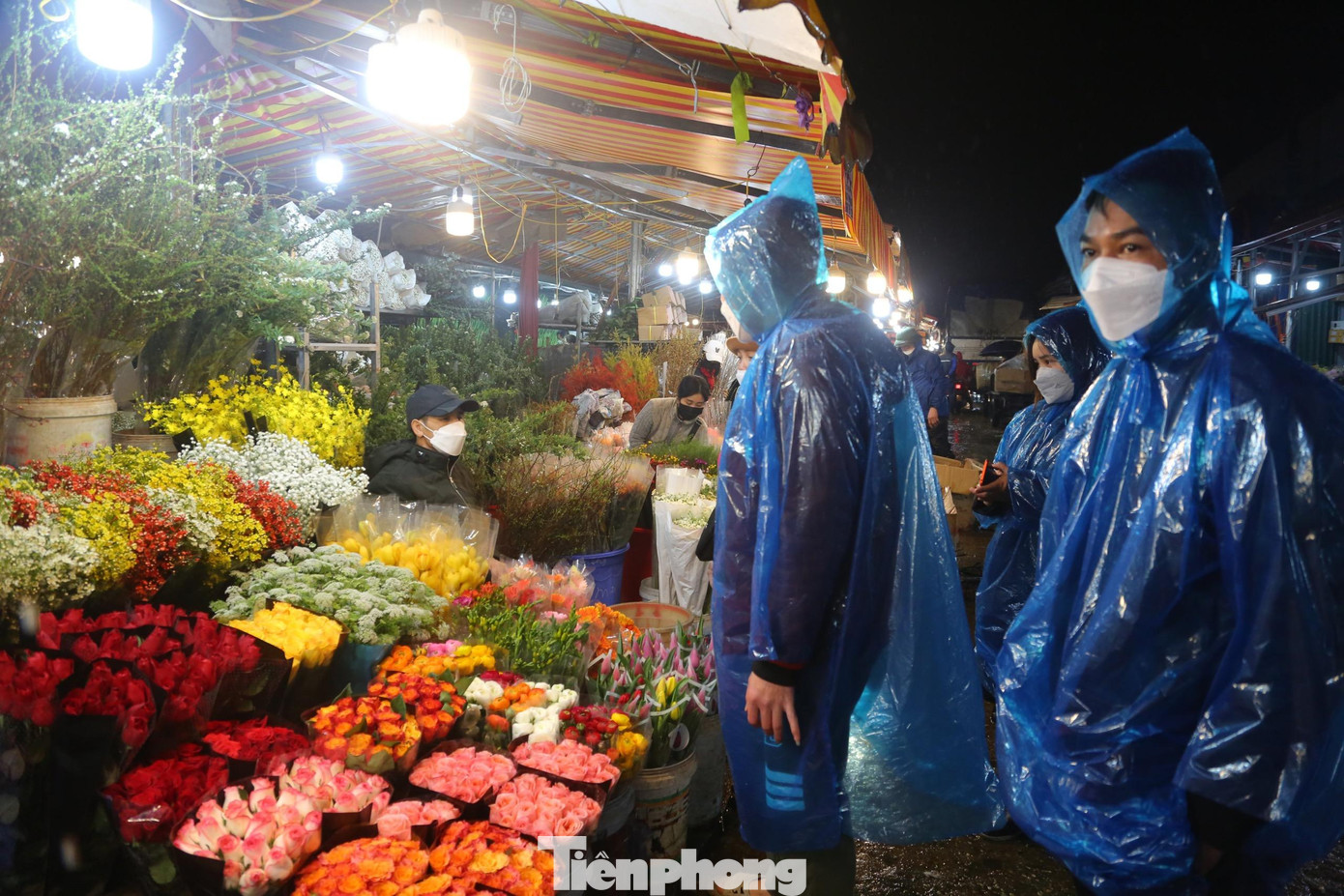 Chợ hoa Quảng An là chợ hoa lớn nhất Hà Nội, chuyên cung cấp hoa tươi. Các sạp hàng hoa tại đây đều mở cửa tấp nập từ chiều tối. Chợ hoa Quảng An là chợ hoa lớn nhất Hà Nội, chuyên cung cấp hoa tươi. Các sạp hàng hoa tại đây đều mở cửa tấp nập từ chiều tối.