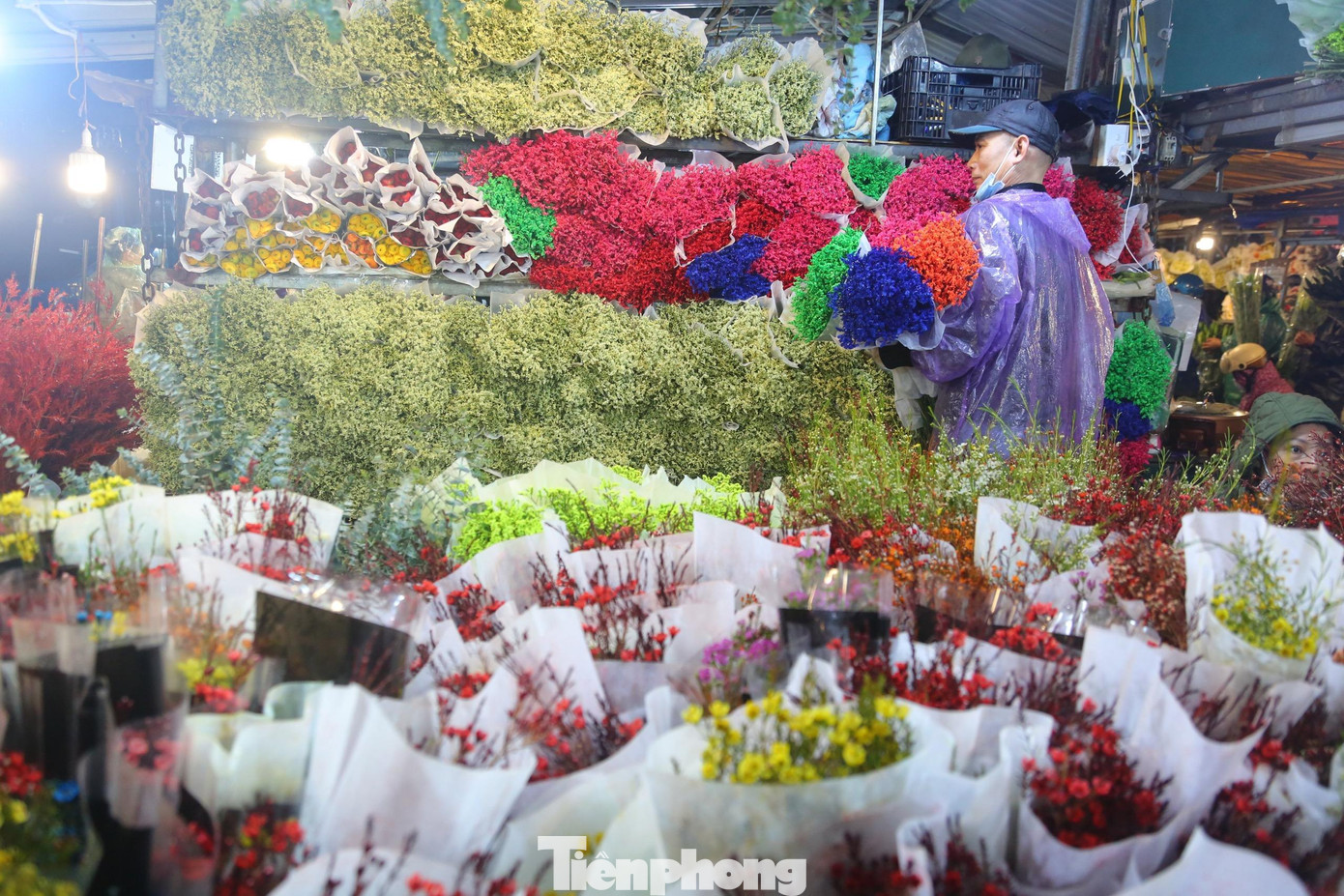 Một số tiểu thương tại chợ hoa cho biết: “Năm nay, các loại hoa nhập ngoại như hoa hồng, hoa tuyết mai, thanh liễu, lan tiên, diên vĩ, phi yến, tulip… rất được ưa chuộng. Các mặt hàng này mặc dù giá thành khá cao nhưng người mua đều thích những loại hoa này". Một số tiểu thương tại chợ hoa cho biết: “Năm nay, các loại hoa nhập ngoại như hoa hồng, hoa tuyết mai, thanh liễu, lan tiên, diên vĩ, phi yến, tulip… rất được ưa chuộng. Các mặt hàng này mặc dù giá thành khá cao nhưng người mua đều thích những loại hoa này".