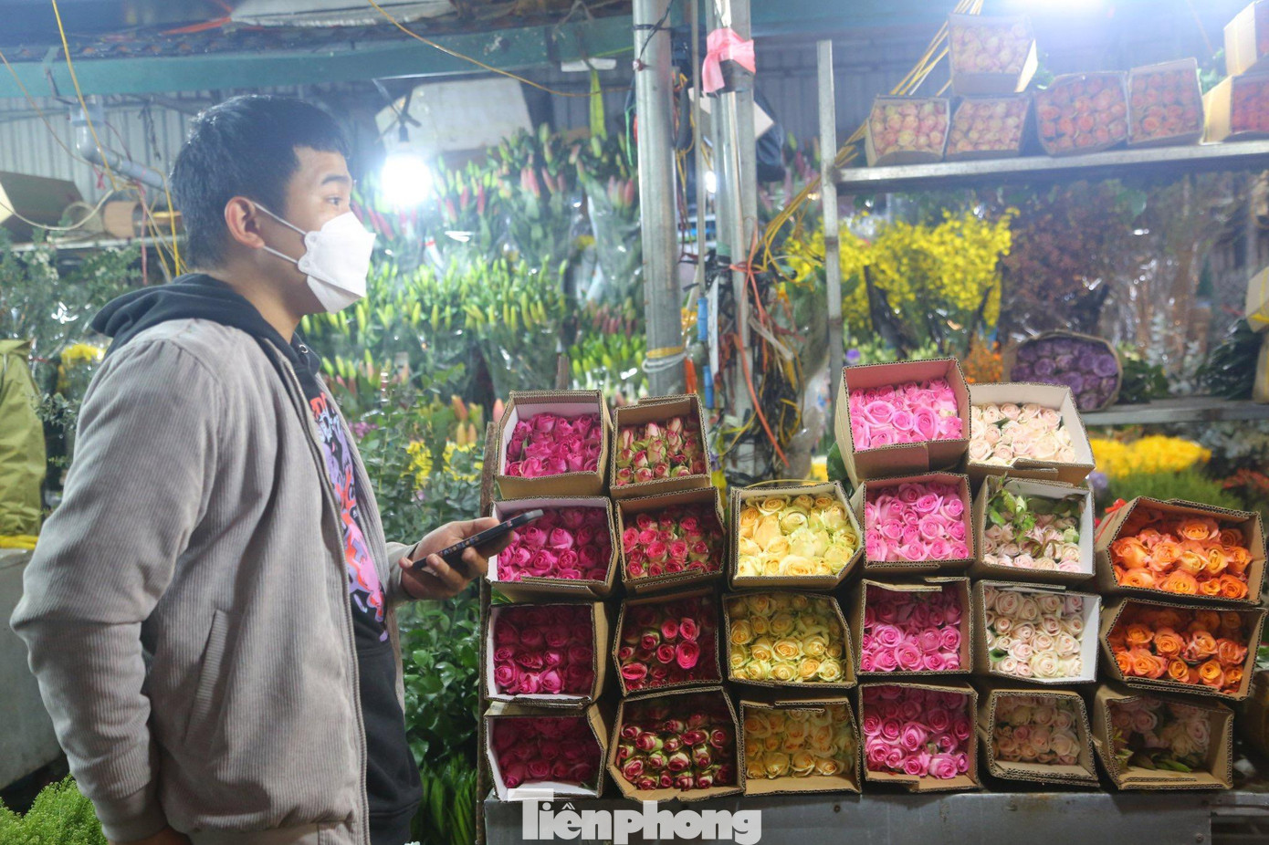 Giá hoa hồng nhập cũng tăng cao, theo khảo sát, giá hoa hồng trong nước dao động từ 5.000 - 7.000 đồng/bông, hoa hồng nhập khẩu từ Trung Quốc dao động từ 8.000 - 15.000 đồng/bông tuỳ loại. Giá hoa hồng nhập cũng tăng cao, theo khảo sát, giá hoa hồng trong nước dao động từ 5.000 - 7.000 đồng/bông, hoa hồng nhập khẩu từ Trung Quốc dao động từ 8.000 - 15.000 đồng/bông tuỳ loại.