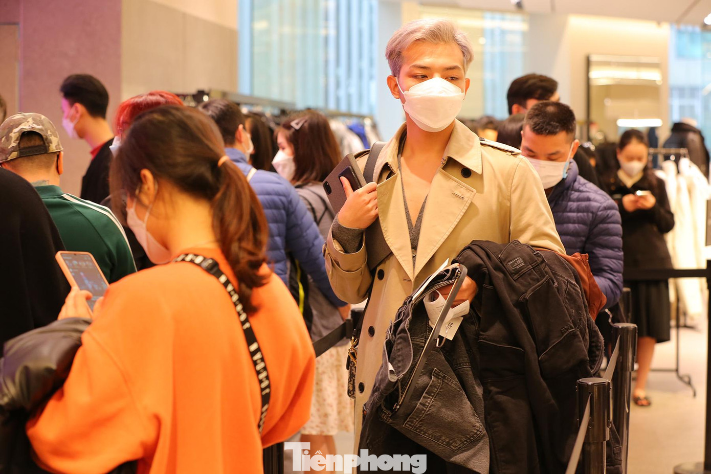 Các cửa hàng thời trang luôn tấp nập khách hàng mua sắm. Nhiều người phải xếp hàng dài để chờ đến lượt thanh toán.