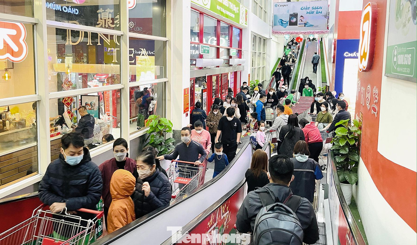 Vào ngày đầu tiên của kỳ nghỉ Tết, ghi nhận tại các siêu thị trên địa bàn Thủ đô cũng luôn đông đúc người dân đến mua sắm để chuẩn bị cho dịp Tết Nguyên đán 2022.