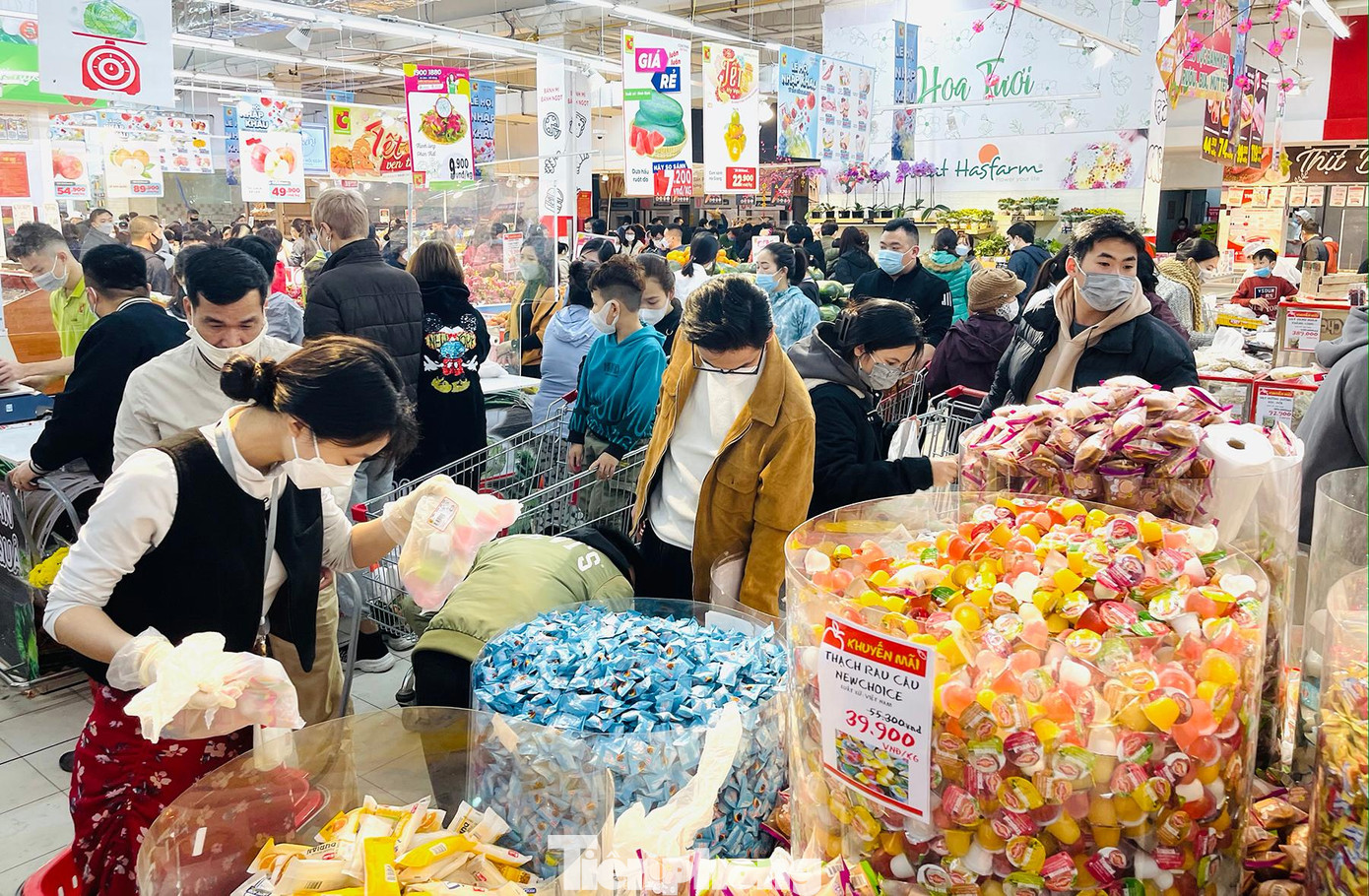 Những mặt hàng thu hút người dân mua sắm nhiều nhất là bánh kẹo, lương thực, thực phẩm tươi sống...