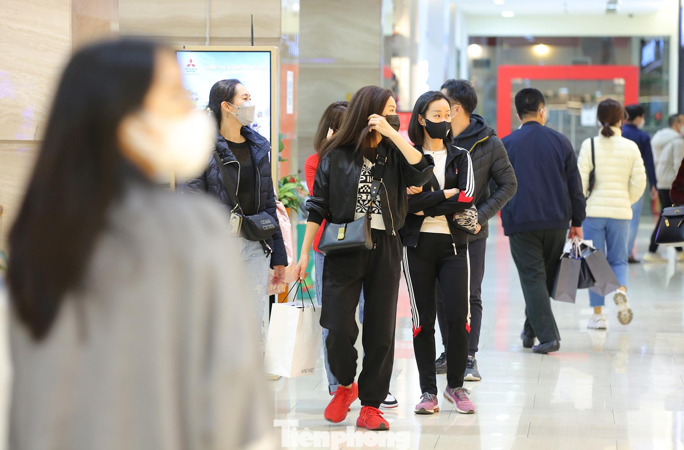 Dịp này, các nhãn hàng, thương hiệu thời trang đều tung nhiều chương trình khuyến mãi chào Xuân 2022 để kích cầu.