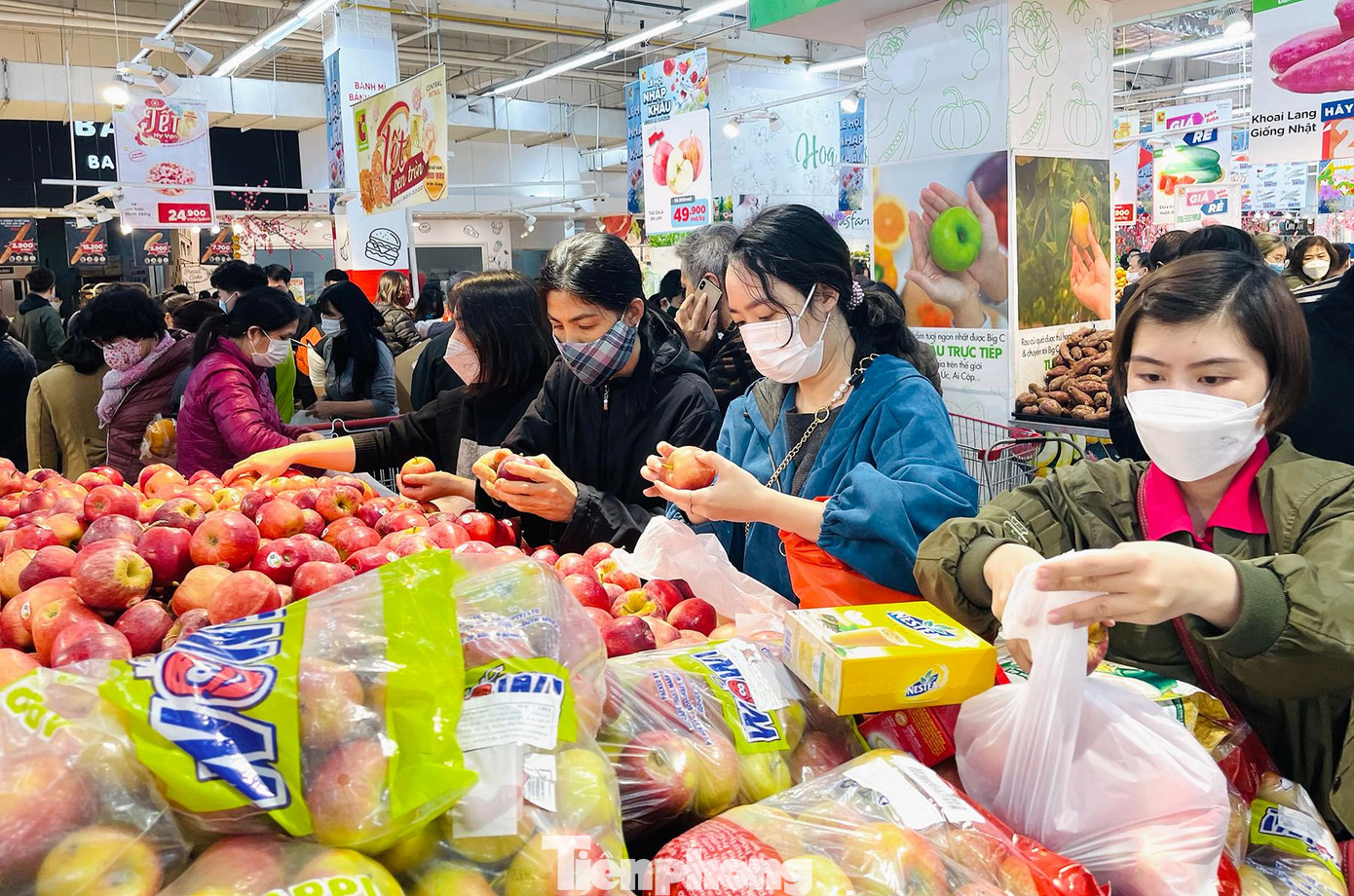 Càng về chiều, lượng khách tới mua sắm ngày càng đông nên siêu thị liên tục thông báo người dân cẩn thận tư trang và chấp hành nghiêm các biện pháp phòng chống dịch COVID-19.