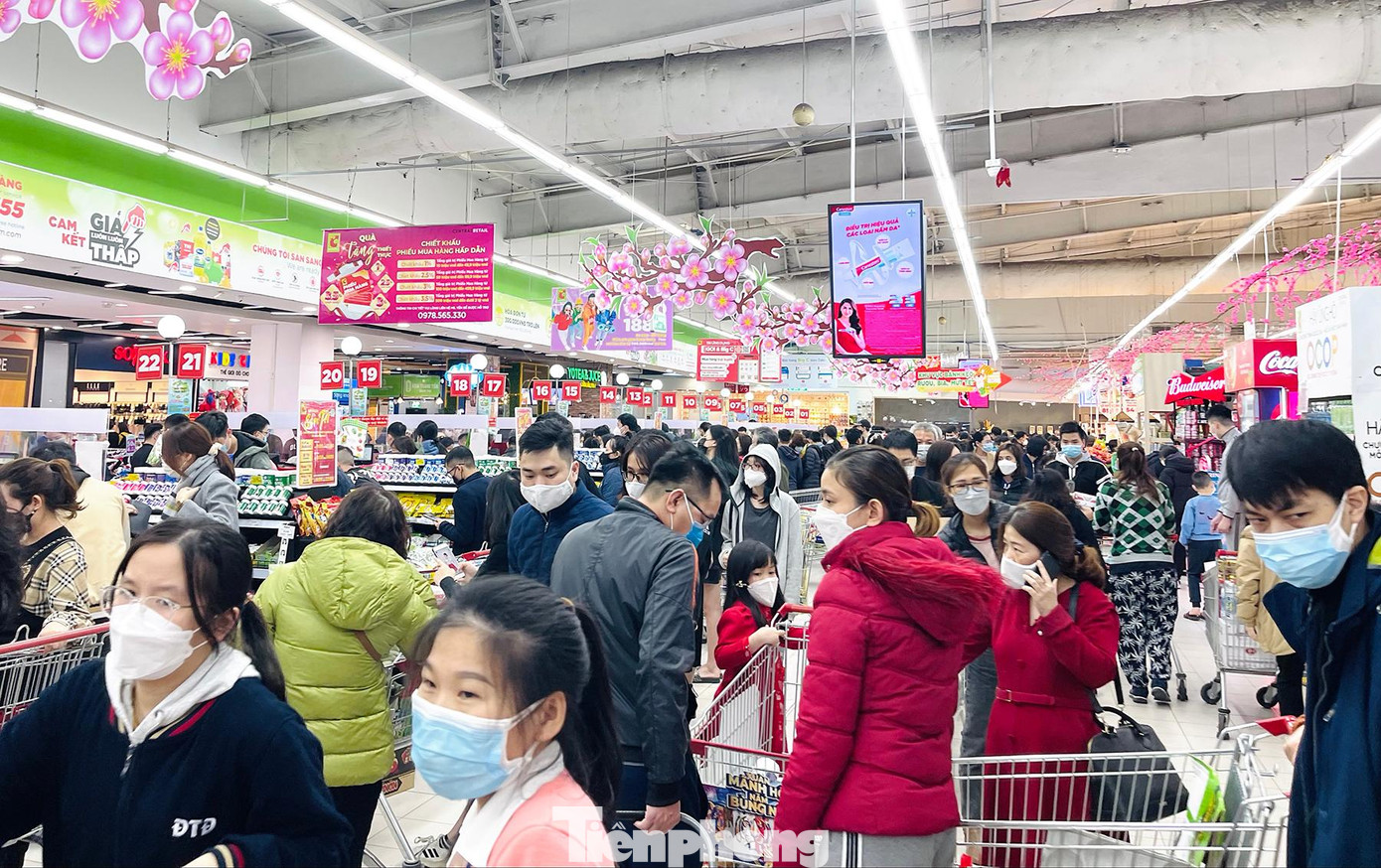 Càng gần Tết Nguyên đán Nhâm Dần 2022, lượng người đổ về các siêu thị để sắm Tết ngày càng đông đúc.