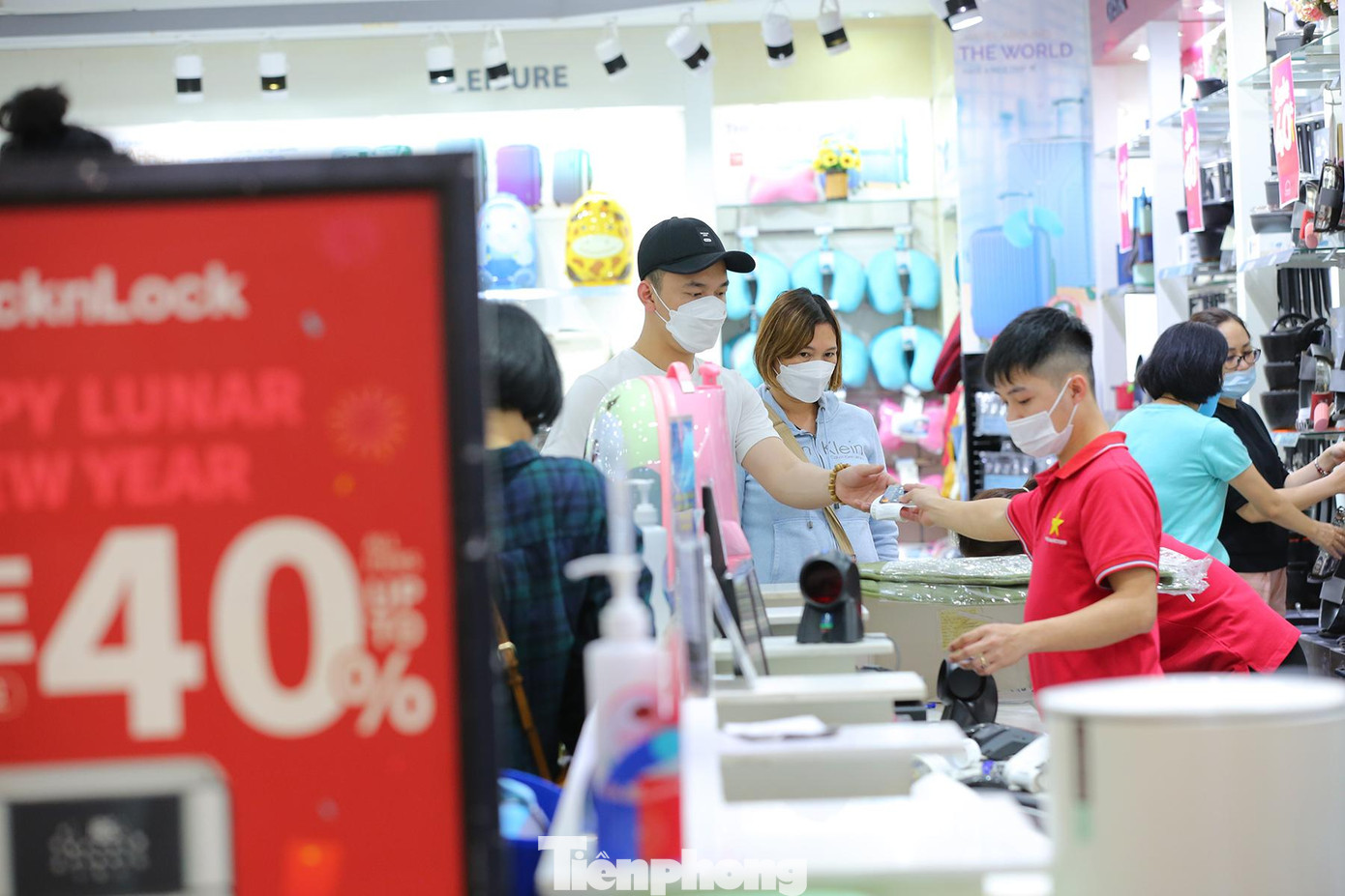 Liên tục các biển thông báo giảm giá các mặt hàng được các nhãn hàng tung ra để kích cầu mua sắm ngày cuối năm.