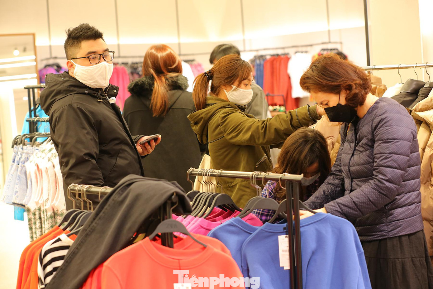 Theo ghi nhận của phóng viên báo Tiền Phong ngày 29/1, lượng người đổ về các trung tâm thương mại như Vincom Bà Triệu, Nguyễn Chí Thanh... để mua sắm, vui chơi ngày càng đông.