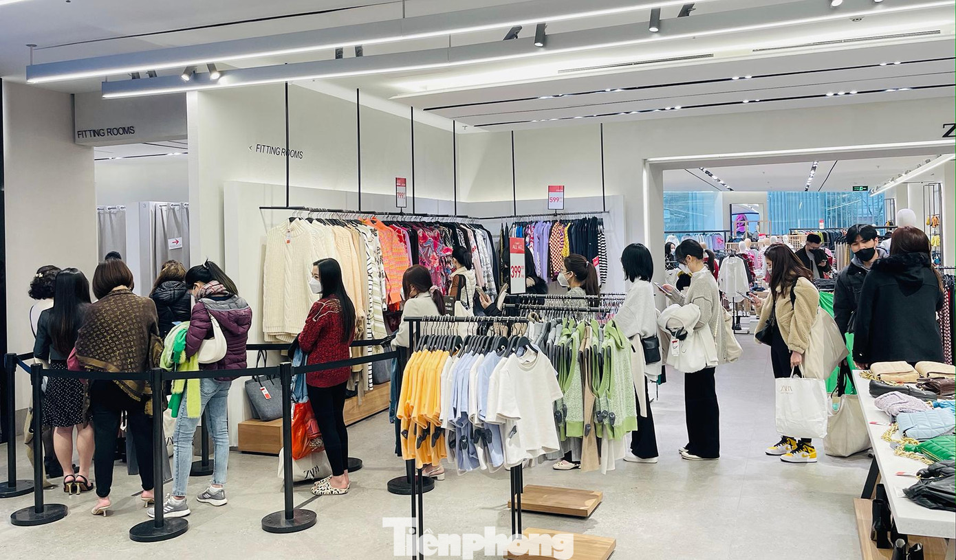 Trong quá trình mua sắm, hầu hết người dân đều chấp hành nghiêm 5K, đeo khẩu trang và các biện pháp phòng chống dịch COVID-19.