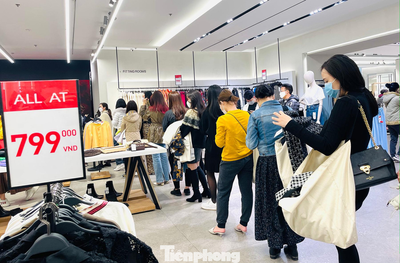 Ngày đầu tiên của kỳ nghỉ Tết, các trung tâm thương mại tại Thủ đô nhộn nhịp khách đến mua sắm.