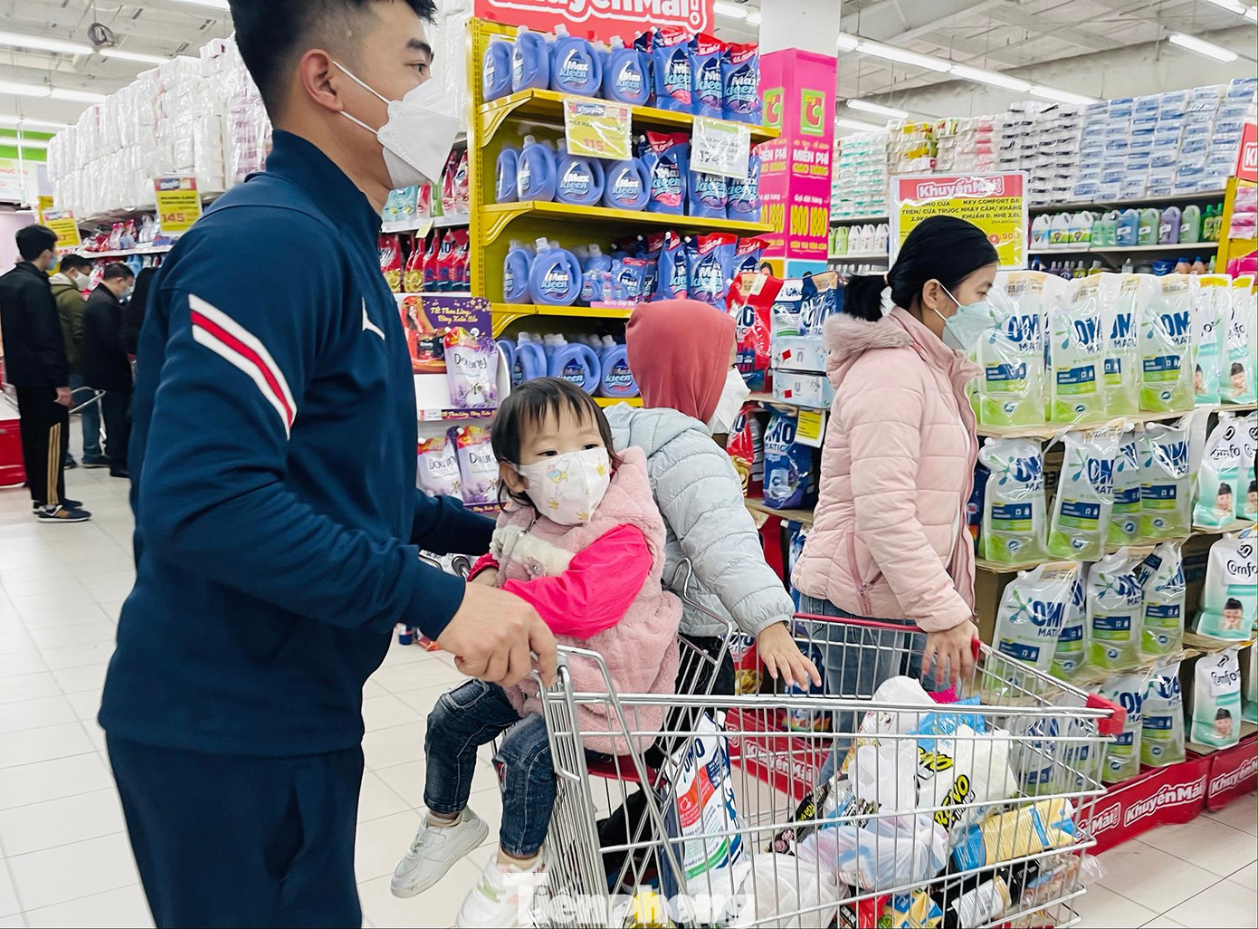 Các em bé hào hứng theo bố mẹ đi mua sắm Tết.