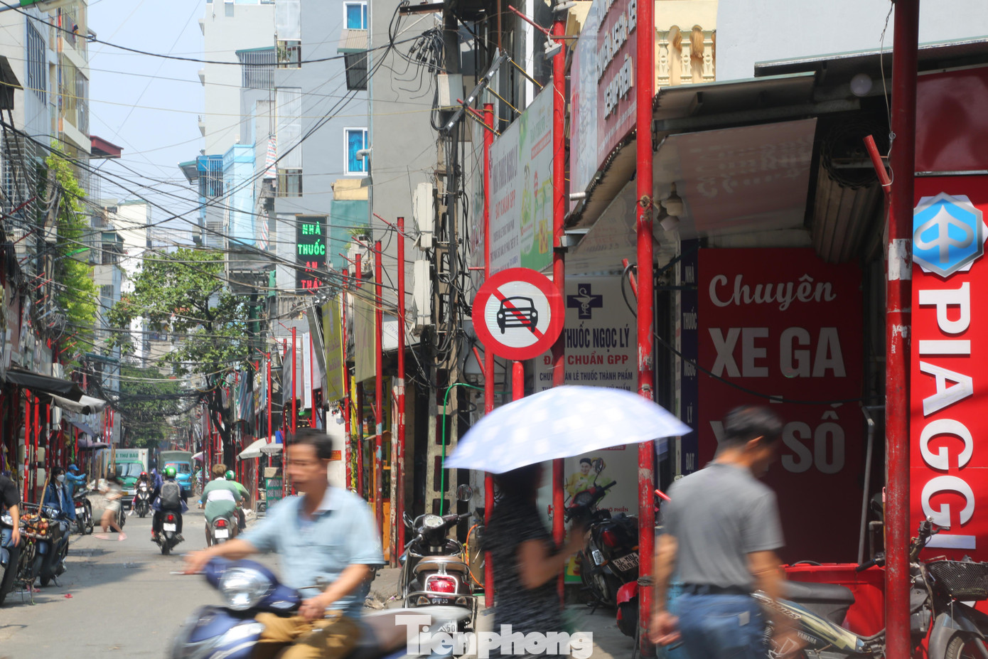 Khoảng 200 chiếc cột sắt màu đỏ vốn được dùng để tạo mỹ quan cho tuyến phố kiểu mẫu này giờ trở nên nhếch nhác, biến thành giá treo của hàng trăm biển phụ của các cửa hàng.