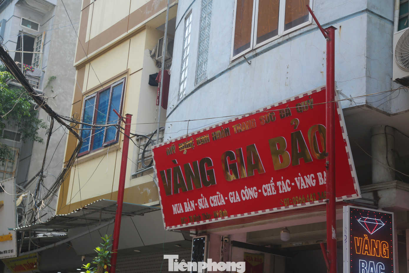 Các hộ kinh doanh được chỉ định lắp biển hiệu xanh và đỏ trên hàng cột tại chiều cao 3m so với mặt đất, chiều dọc biển cố định 1,5m để đồng bộ toàn con phố. Tuy nhiên, nhiều cột đã xuống cấp, người dân không sử dụng, bỏ không lãng phí...