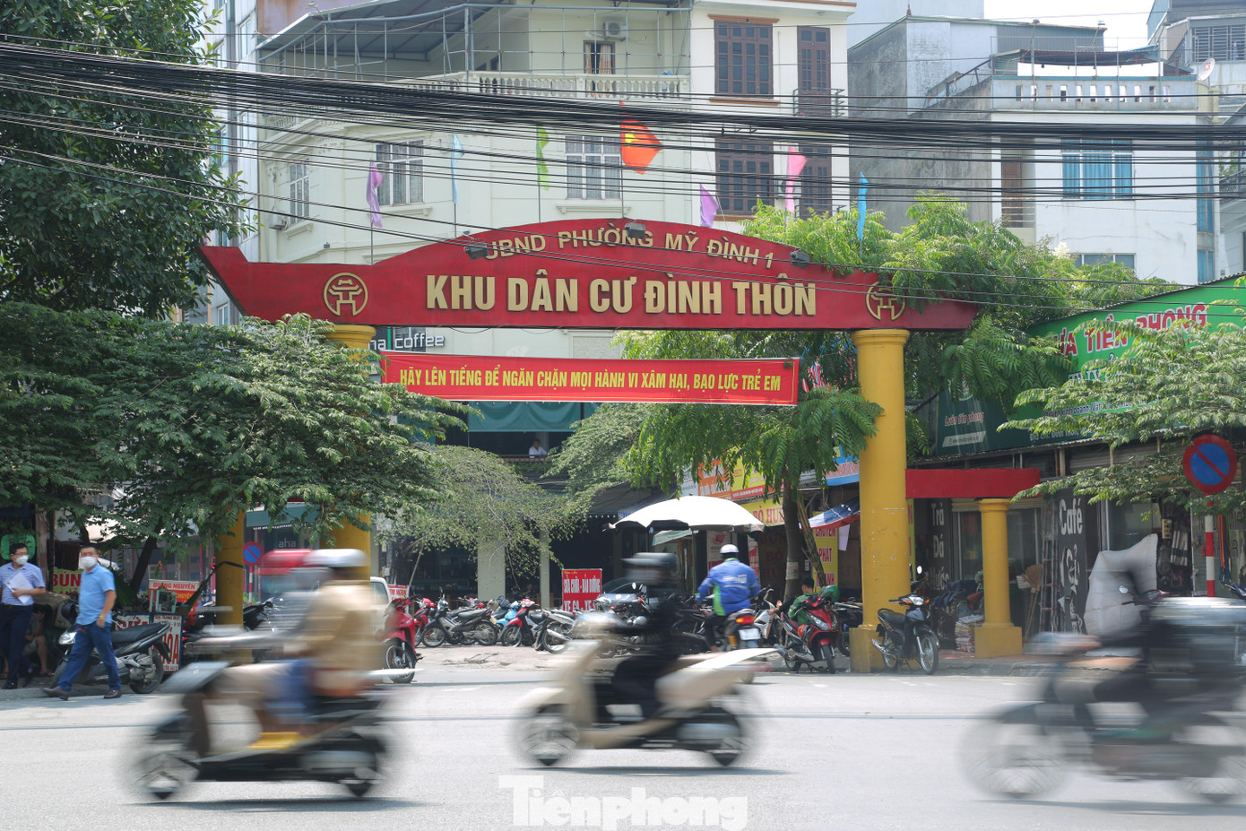 Tuyến phố Đình Thôn thuộc (phường Mỹ Đình 1, Nam Từ Liêm, Hà Nội), được coi là tuyến phố kiểu mẫu của Hà Nội thực hiện theo Đề án “Thí điểm tuyến đường Đình Thôn là tuyến đường văn minh đô thị” giai đoạn 2018 - 2020, định hướng đến 2030.