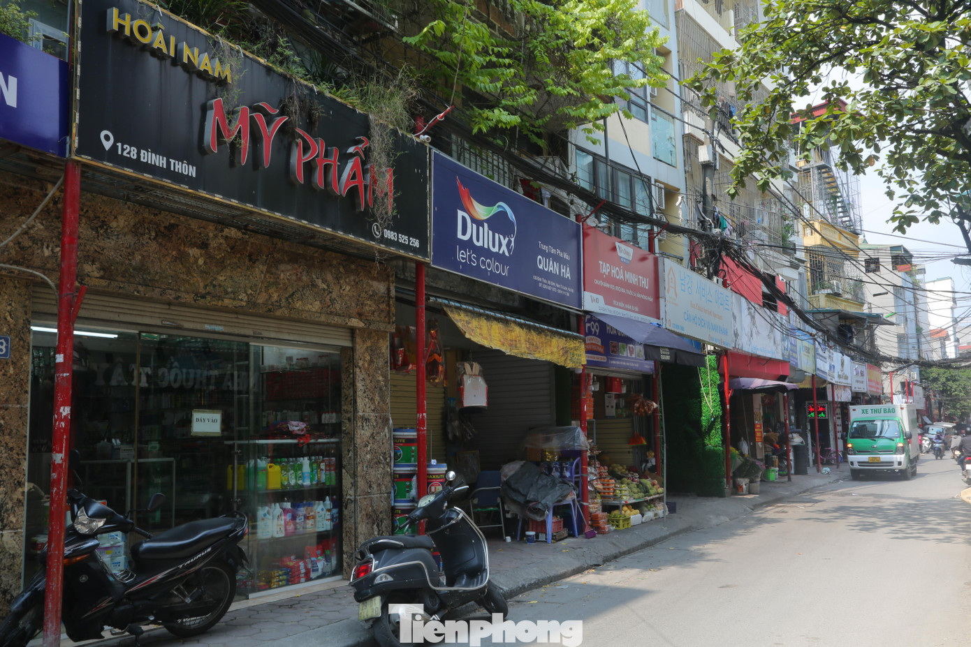 Sau 6 năm thực hiện thí điểm tuyến phố kiểu mẫu, phố Đình Thôn dần trở nên nhếch nhác khi biển hiệu mất quy chuẩn, xe cộ lấn chiếm vỉa hè, giao thông tắc nghẽn vào các khung giờ cao điểm...