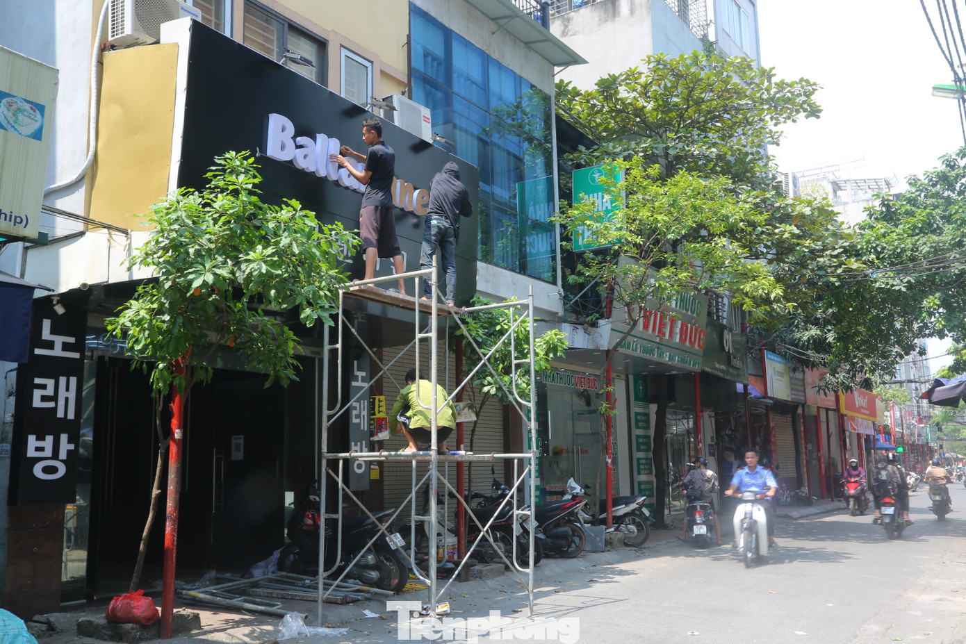 Thời điểm hiện tại, nhiều cửa hàng đã thay đổi biển hiệu khác do nhu cầu quảng cáo đòi hỏi sự khác biệt, ấn tượng không bị đồng nhất giống nhau.