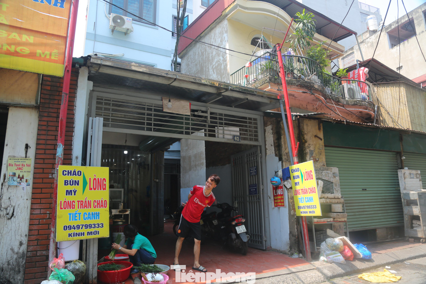 Nhiều cửa hàng tận dụng tự bắt vít, hàn giá đỡ để treo biển quảng cáo bán hàng, rác chất đống ở vỉa hè.