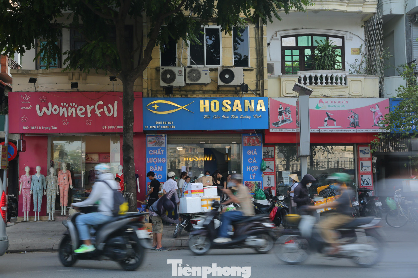 Sau 6 năm thực hiện thí điểm tuyến phố kiểu mẫu đầu tiên của thủ đô, nhiều hạng mục tại phố Lê Trọng Tấn đã xuống cấp, đá lát vỉa hè bong tróc, biển hiệu quảng cáo mỗi cửa hàng một màu.