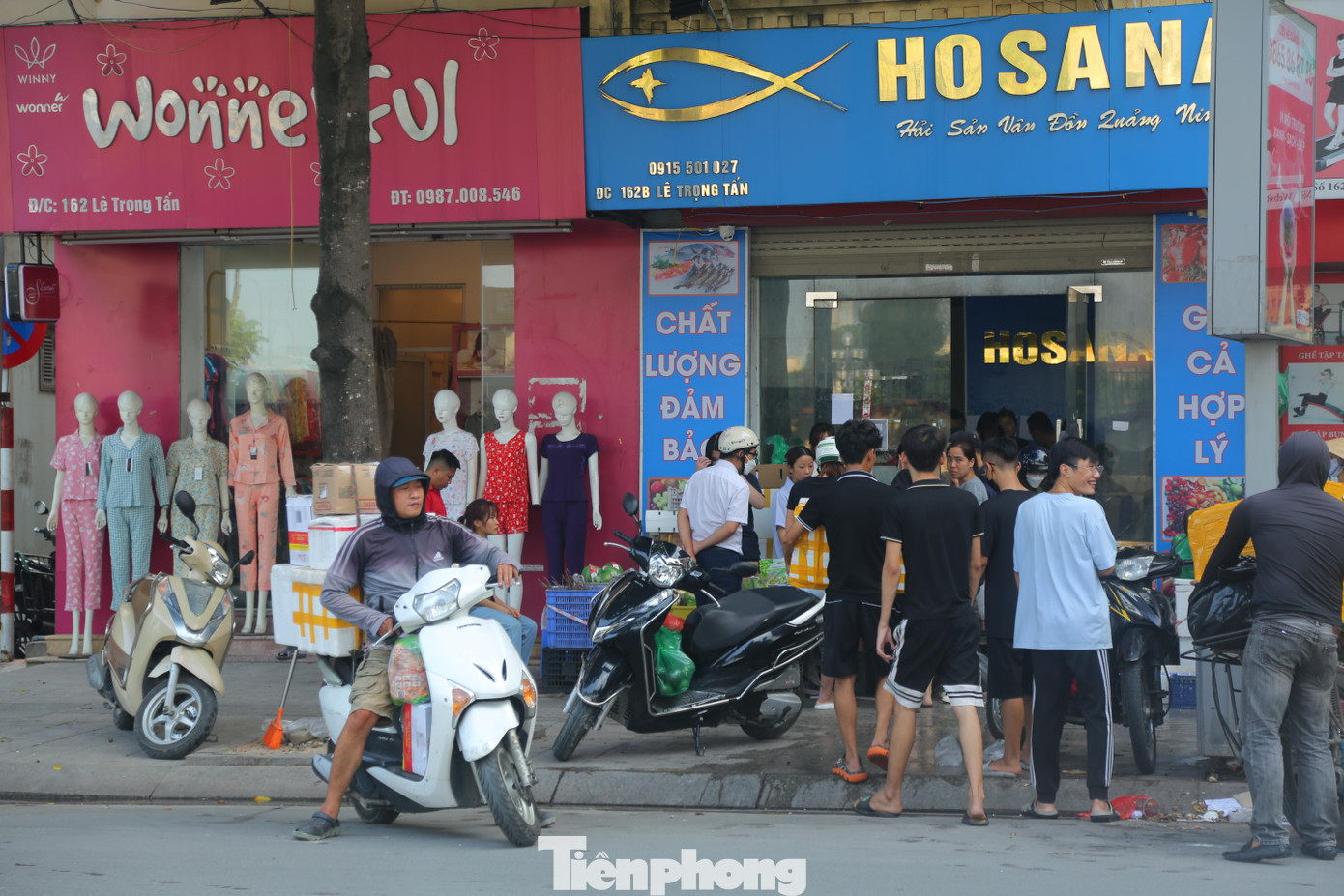 Thời điểm mới cải tạo, các hộ kinh doanh được chỉ định lắp biển quảng cáo chỉ gam màu xanh và đỏ để đồng bộ toàn con phố. Nay đa số chủ cửa hàng đã thay đổi do nhu cầu quảng cáo cần sự khác biệt, bắt mắt. Nhiều hộ kinh doanh tràn cả ra lấn chiếm vỉa hè.