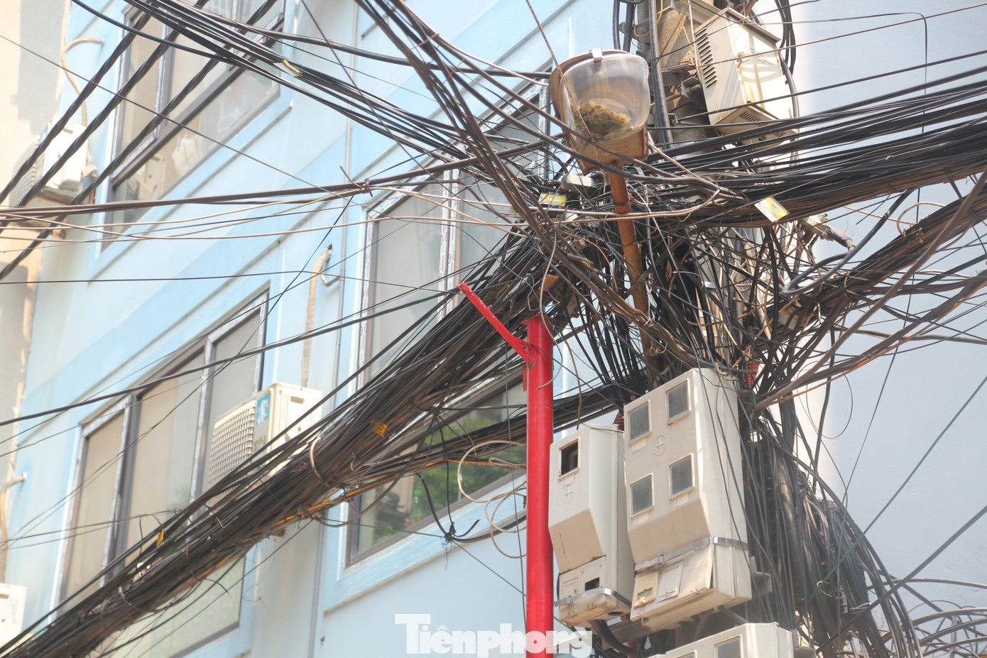 Thậm chí nhiều cột còn thay đổi công năng bất đắc dĩ, biến thành giá đỡ cho cụm dây điện, viễn thông chằng chịt như thế này...